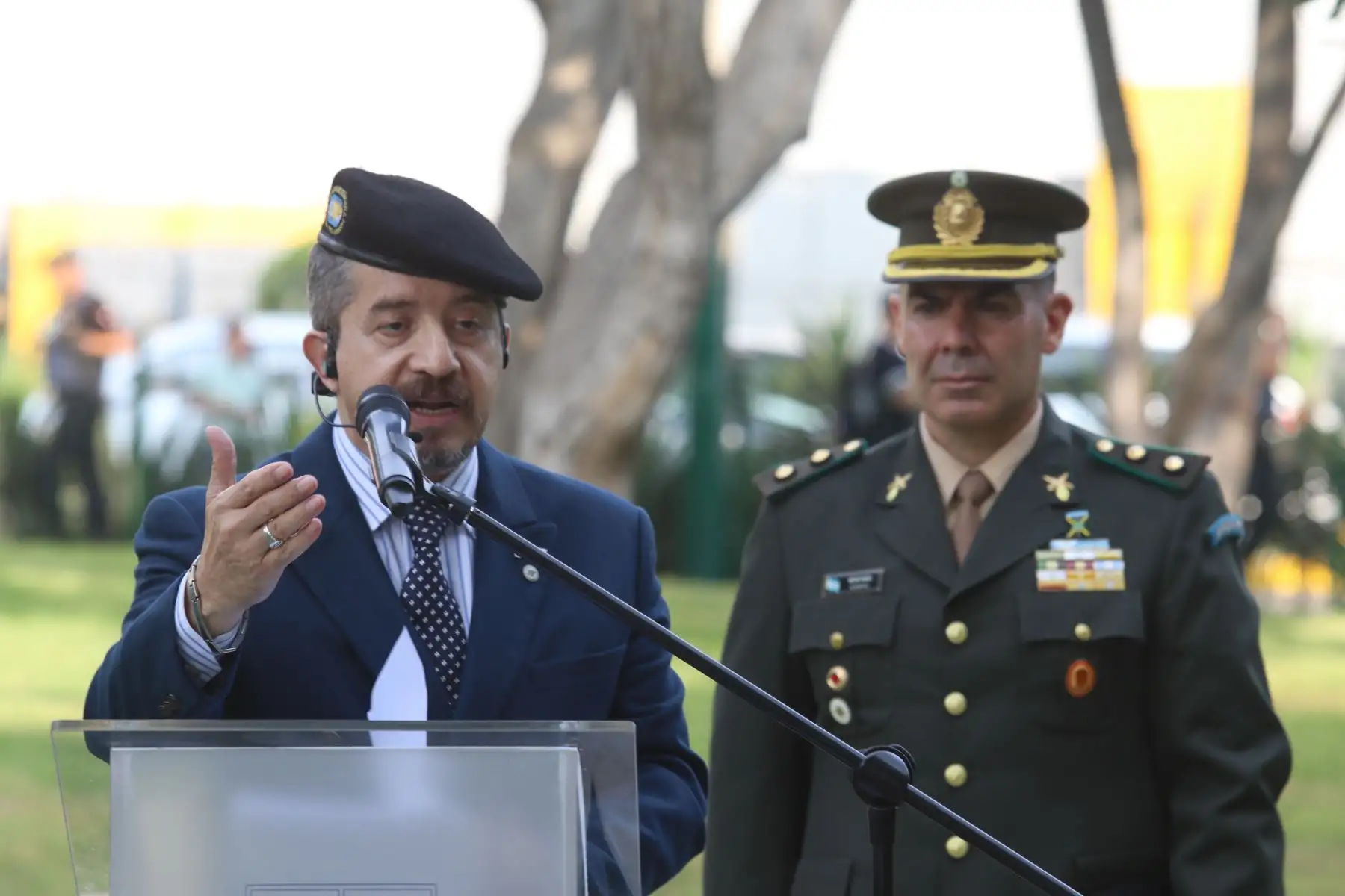 En el distrito de Surco se realizó una ceremonia especial para conmemorar el "Día del Veterano y los Caídos en la Guerra de Malvinas", en alusión al hecho histórico ocurrido en Argentina en la década del 80, en donde participaron autoridades políticas y militares argentinas y peruanas. También se develó un busto en Homenaje al expresidente Fernando Belaunde Terry. FOTO:ANDINA/Héctor Vinces