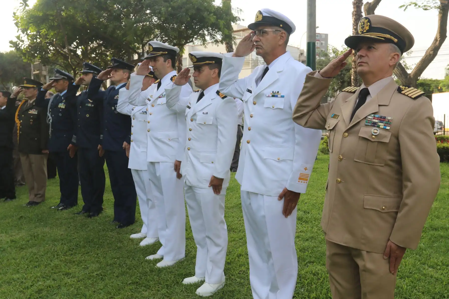 En el distrito de Surco se realizó una ceremonia especial para conmemorar el "Día del Veterano y los Caídos en la Guerra de Malvinas", en alusión al hecho histórico ocurrido en Argentina en la década del 80, en donde participaron autoridades políticas y militares argentinas y peruanas. También se develó un busto en Homenaje al expresidente Fernando Belaunde Terry. FOTO:ANDINA/Héctor Vinces