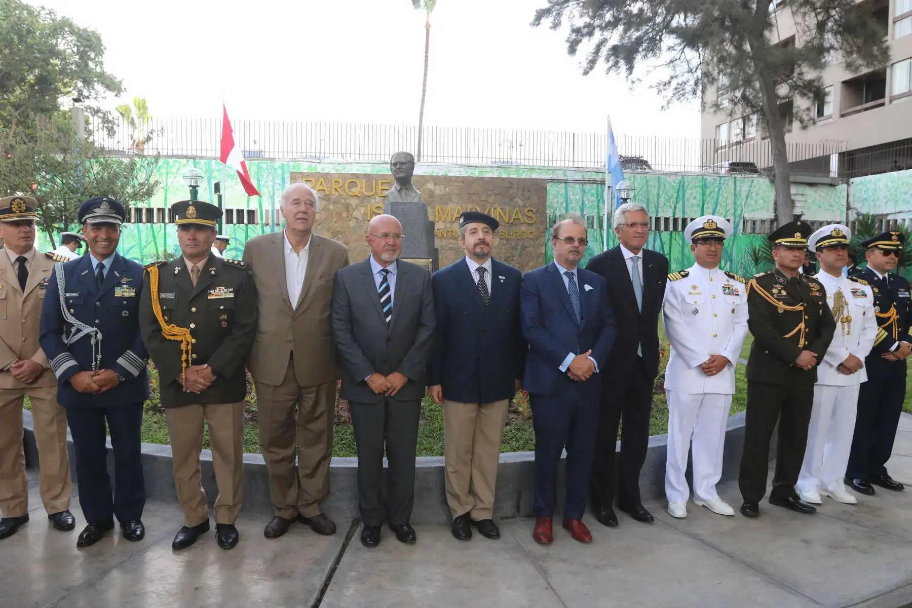 En el distrito de Surco se realizó una ceremonia especial para conmemorar el "Día del Veterano y los Caídos en la Guerra de Malvinas", en alusión al hecho histórico ocurrido en Argentina en la década del 80, en donde participaron autoridades políticas y militares argentinas y peruanas. También se develó un busto en Homenaje al expresidente Fernando Belaunde Terry. FOTO:ANDINA/Héctor Vinces
