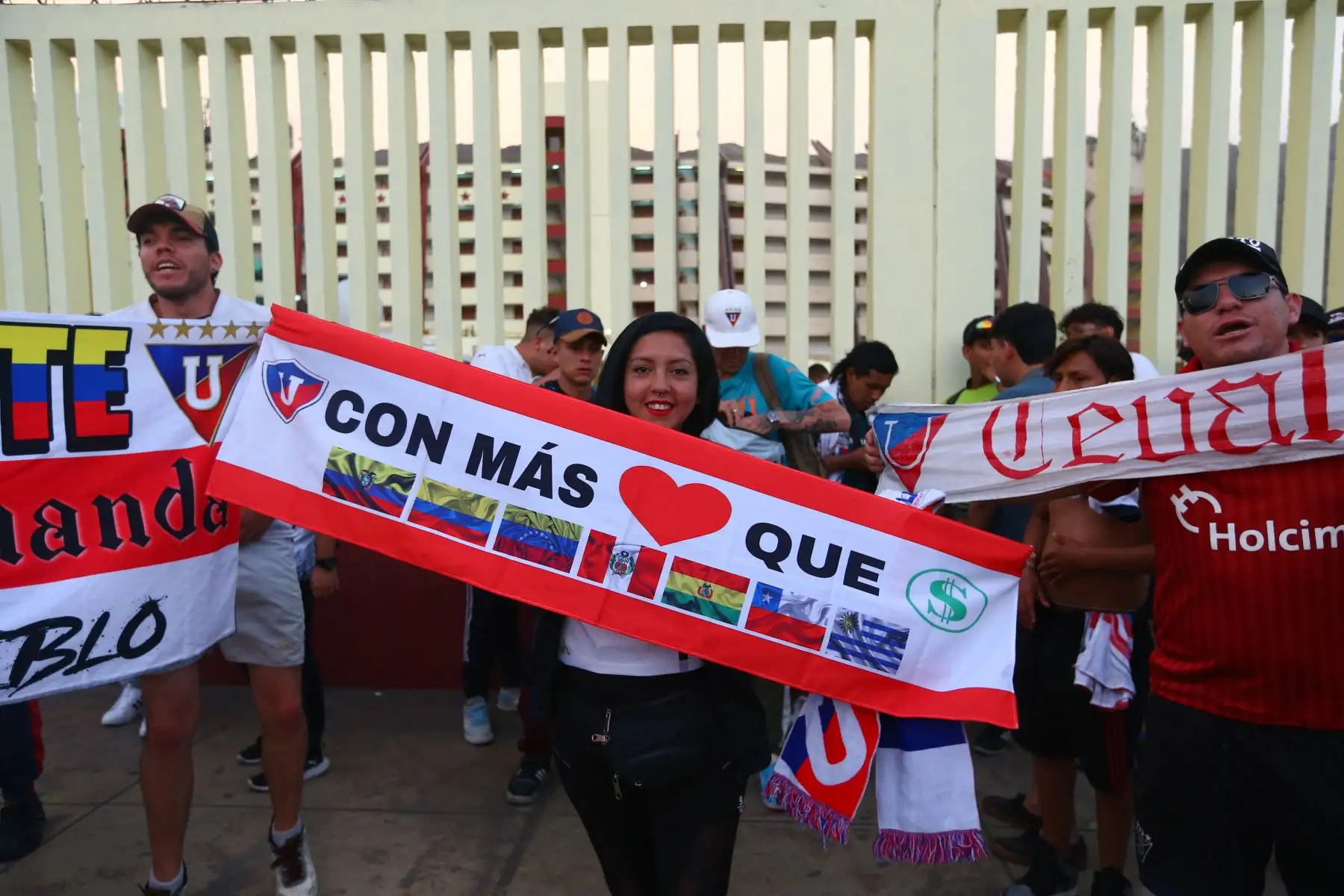 Hinchas del LDU Quito alientan a su equipo momentos previos al partido contra Universitario de Deportes, quienes debutan en la Copa CONMEBOL Libertadores 2024, por el grupo D en el Estadio Monumental U Marathon de Ate. Foto: ANDINA/Eddy Ramos
