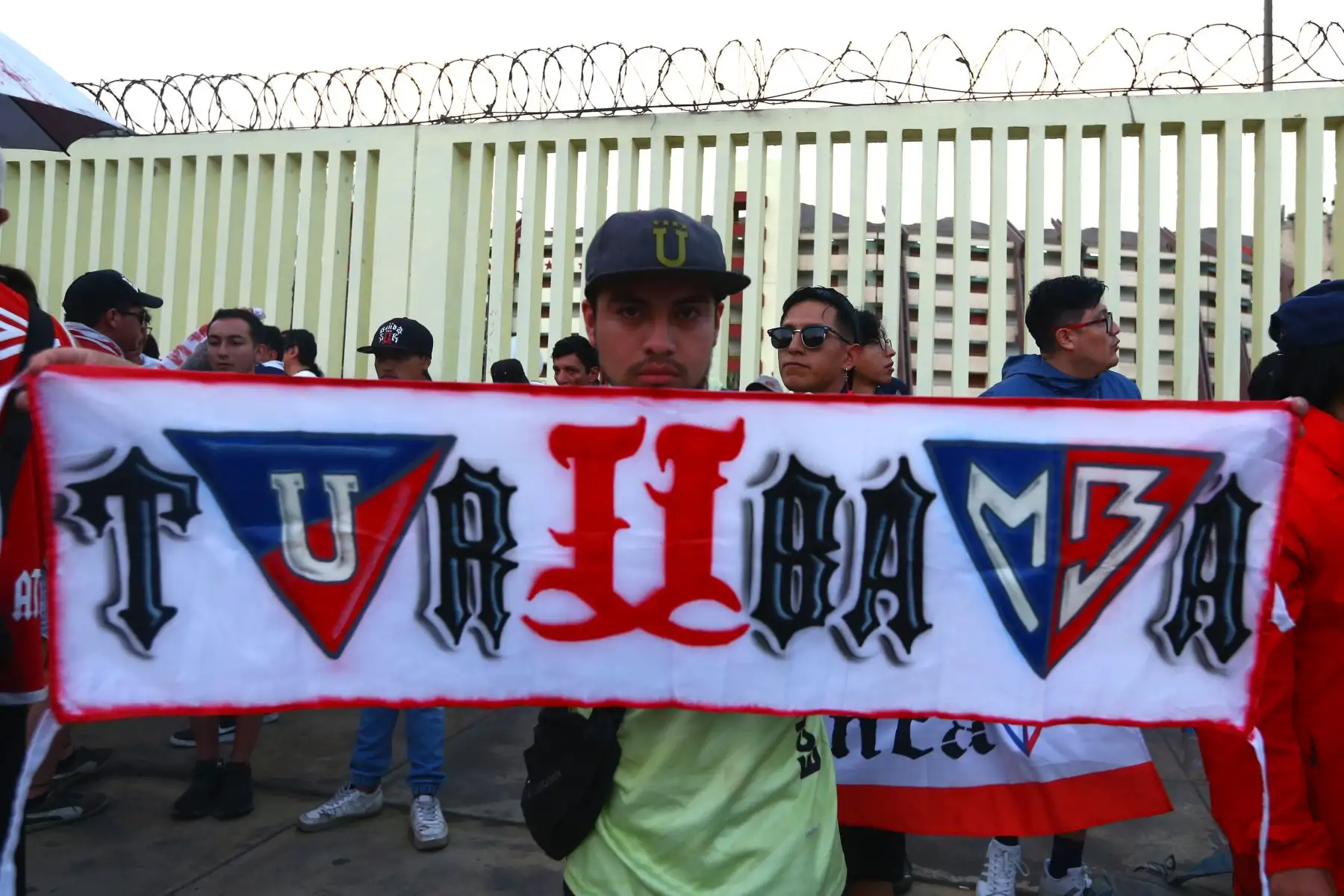 Hinchas del LDU Quito alientan a su equipo momentos previos al partido contra Universitario de Deportes, quienes debutan en la Copa CONMEBOL Libertadores 2024, por el grupo D en el Estadio Monumental U Marathon de Ate. Foto: ANDINA/Eddy Ramos