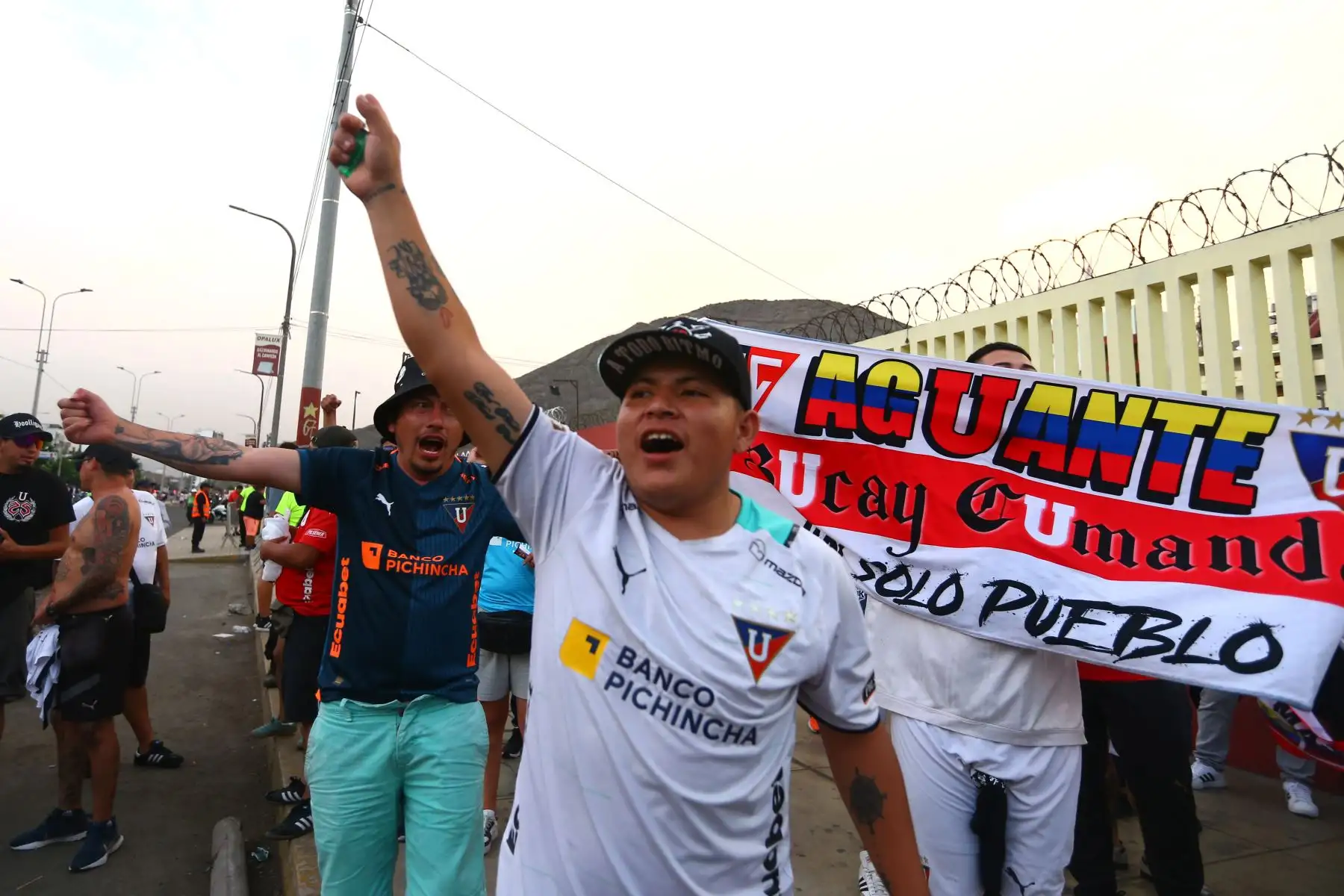 Hinchas del LDU Quito alientan a su equipo momentos previos al partido contra Universitario de Deportes, quienes debutan en la Copa CONMEBOL Libertadores 2024, por el grupo D en el Estadio Monumental U Marathon de Ate. Foto: ANDINA/Eddy Ramos