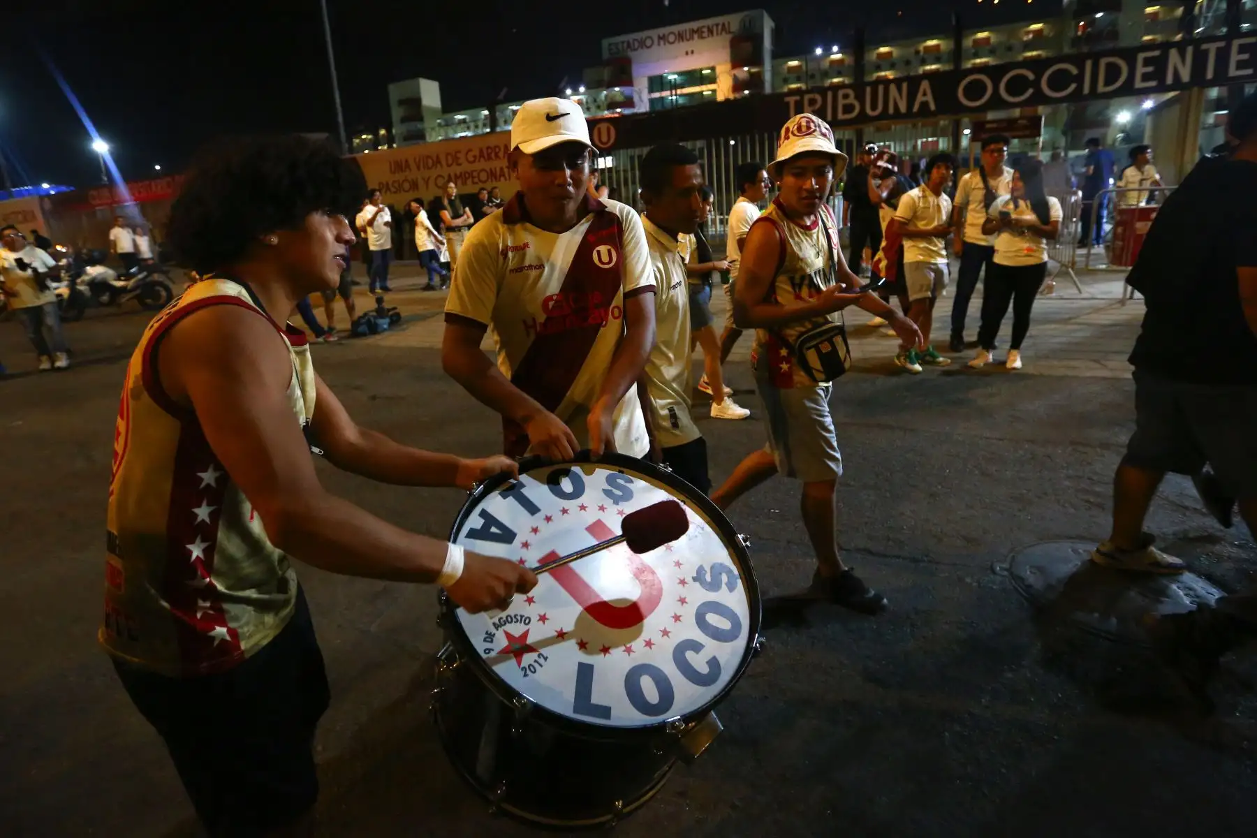Hinchas de Universitario de Deportes alientan a su equipo momentos previos al partido contra el LDU Quito, quienes debutan en la Copa CONMEBOL Libertadores 2024, por el grupo D en el Estadio Monumental U Marathon de Ate. Foto: ANDINA/Eddy Ramos
