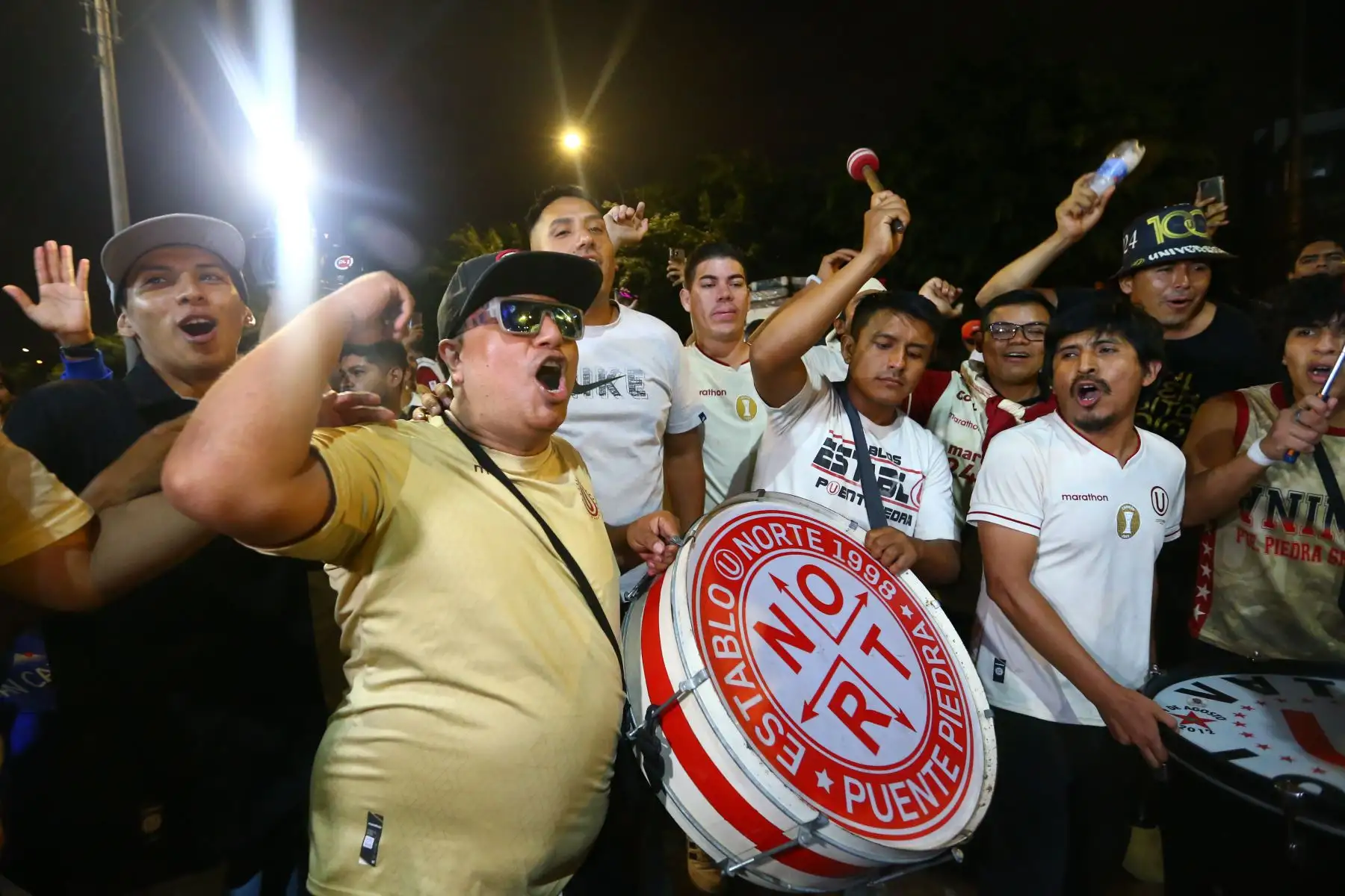 Hinchas de Universitario de Deportes alientan a su equipo momentos previos al partido contra el LDU Quito, quienes debutan en la Copa CONMEBOL Libertadores 2024, por el grupo D en el Estadio Monumental U Marathon de Ate. Foto: ANDINA/Eddy Ramos