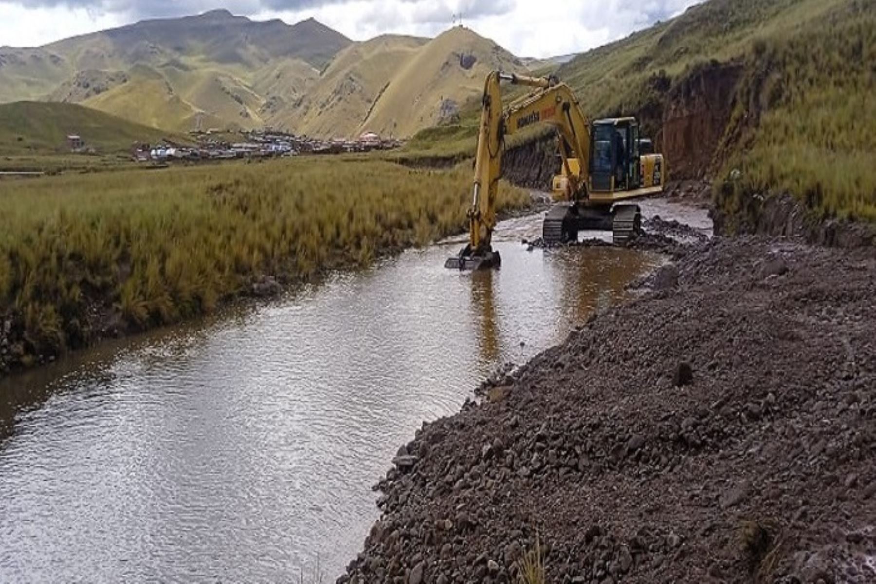 El PNC también ejecuta labores de reforzamiento de diques con material propio en la margen izquierda del río Ramis y margen derecha del río Huancané, en el centro poblado Yarecoa, en la provincia de Huancané.