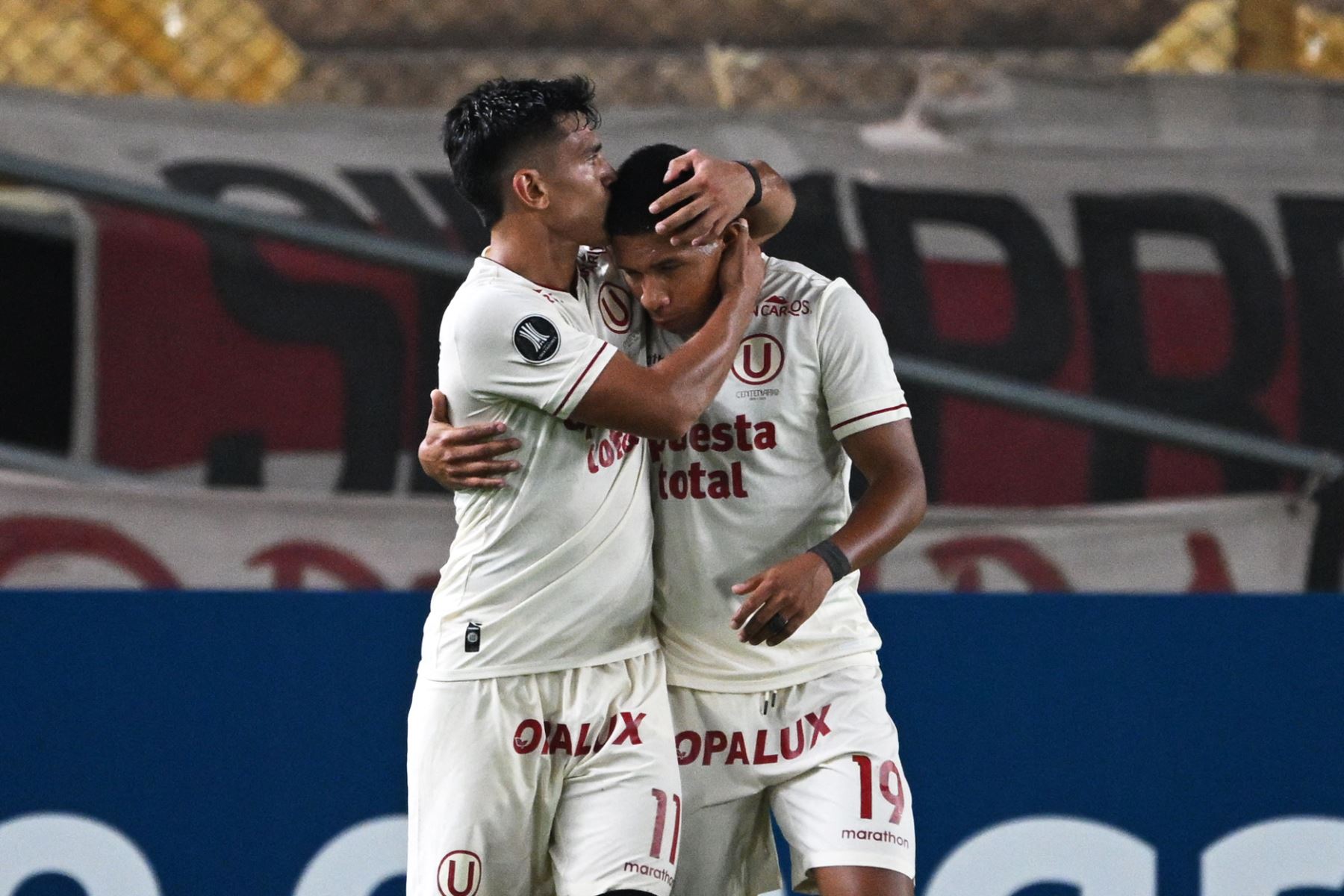 El delantero de Universitario José Rivera celebra con su compañero de equipo Edison Flores luego de marcar un gol durante el partido de ida de la fase de grupos de la Copa Libertadores entre Universitario de Perú y la Liga de Quito de Ecuador en el Estadio Monumental U Marathon en Lima. Foto: AFP