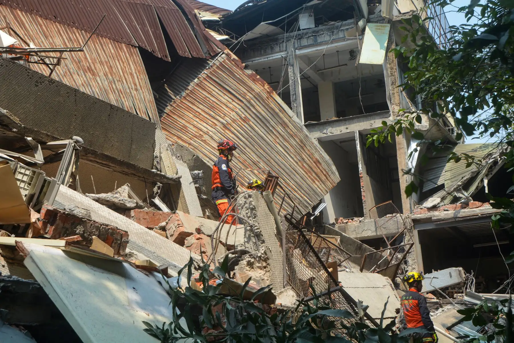 Esta foto tomada por la Agencia Central de Noticias de Taiwán (CNA)  muestra a los trabajadores de rescate buscando sobrevivientes atrapados en un edificio dañado en la ciudad de Nuevo Taipei, después de que un gran terremoto azotara el este de Taiwán. 
Foto: AFP