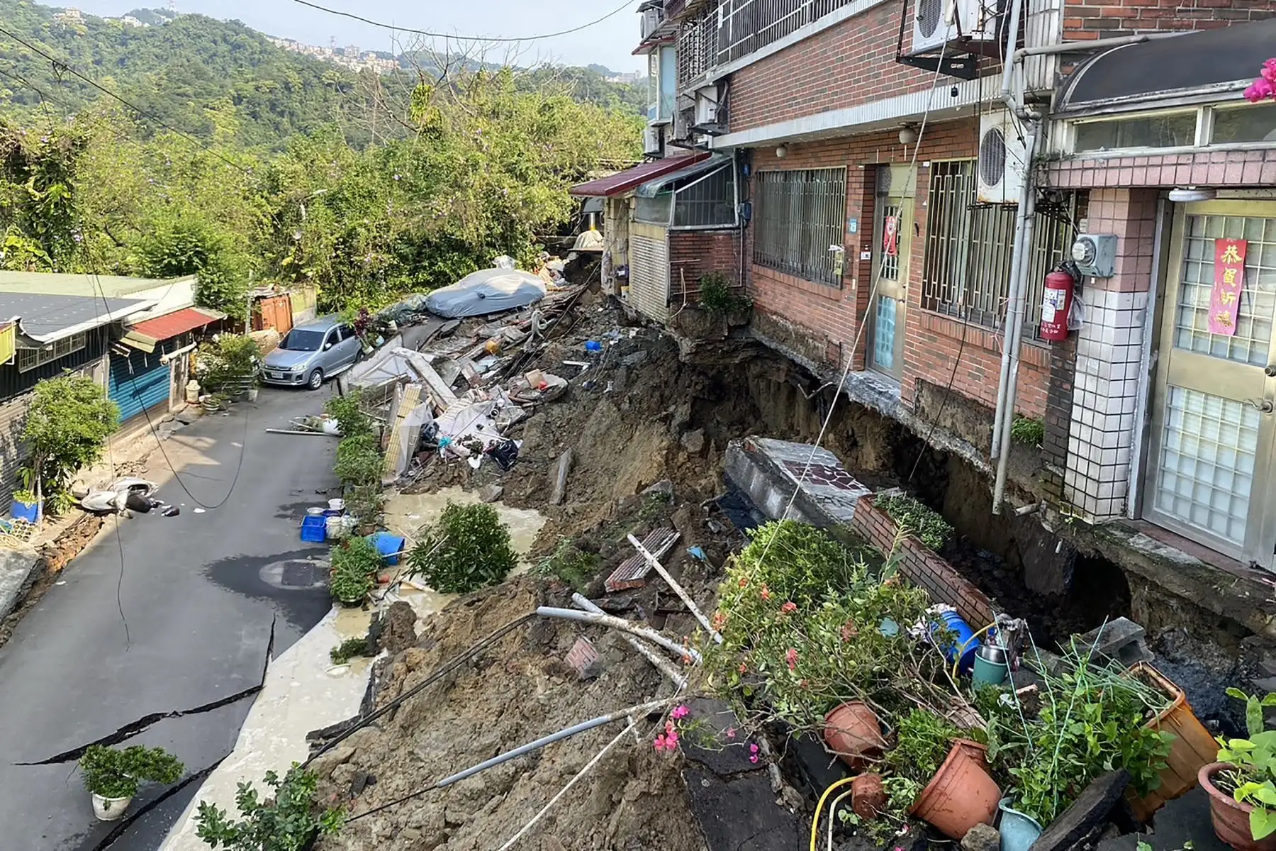 Esta foto tomada por la Agencia Central de Noticias de Taiwán  muestra los daños a los edificios en el distrito Xindian de la ciudad de Nuevo Taipei, después de que un gran terremoto azotara el este de Taiwán. 
Foto: AFP