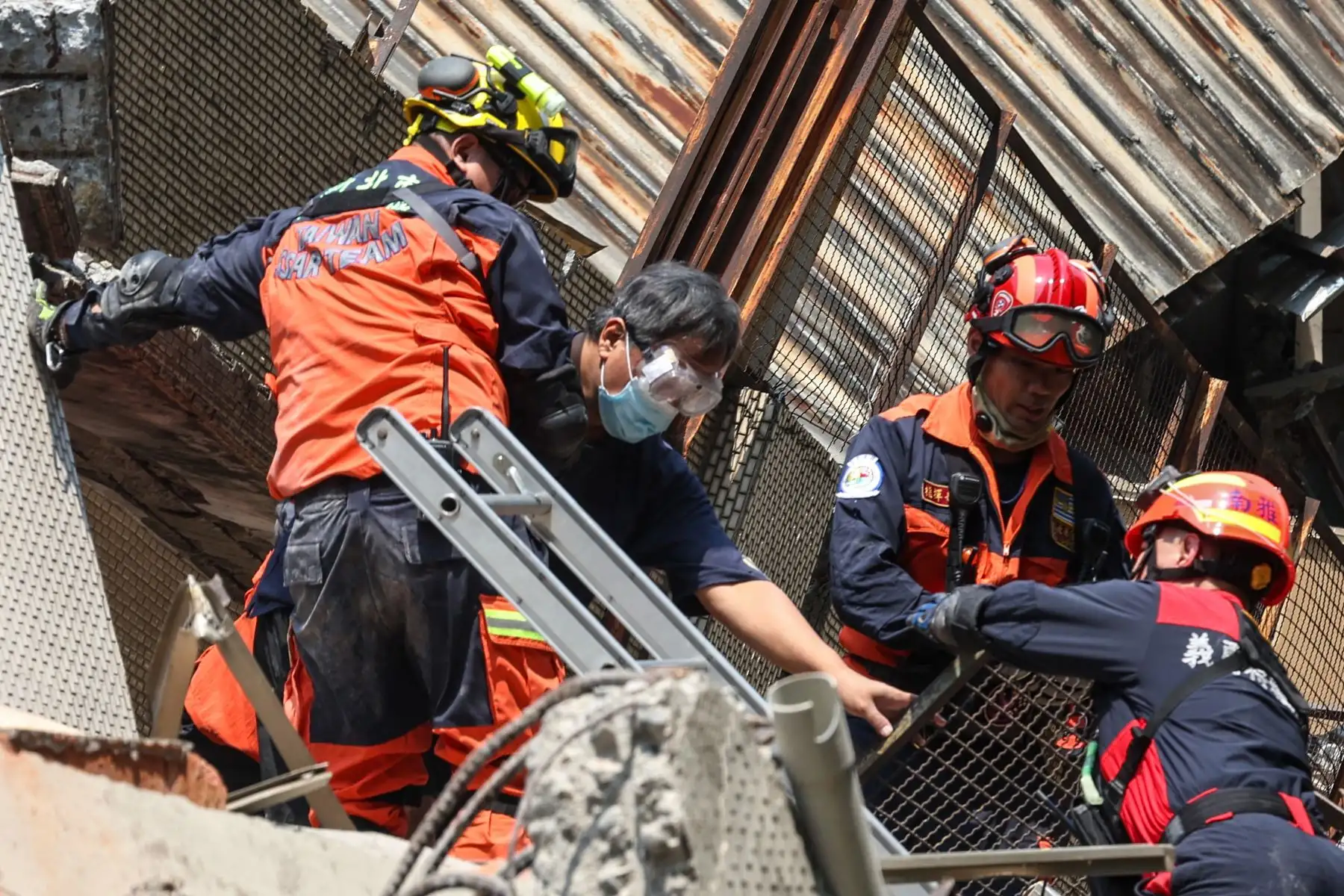 Esta foto tomada por la Agencia Central de Noticias de Taiwán (CNA) el 3 de abril de 2024 muestra a los trabajadores de emergencia ayudando a un sobreviviente, que había quedado atrapado en un edificio dañado, en la ciudad de Nuevo Taipei.
Foto: AFP