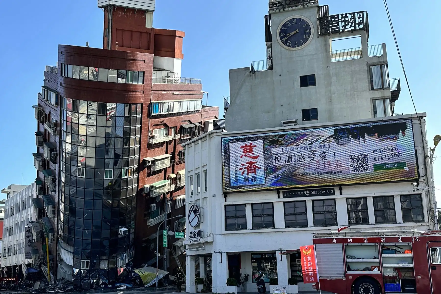 Este folleto UGC de un usuario conocido como Way muestra un edificio dañado en Hualien, después de que un gran terremoto azotara el este de Taiwán.
Foto: AFP