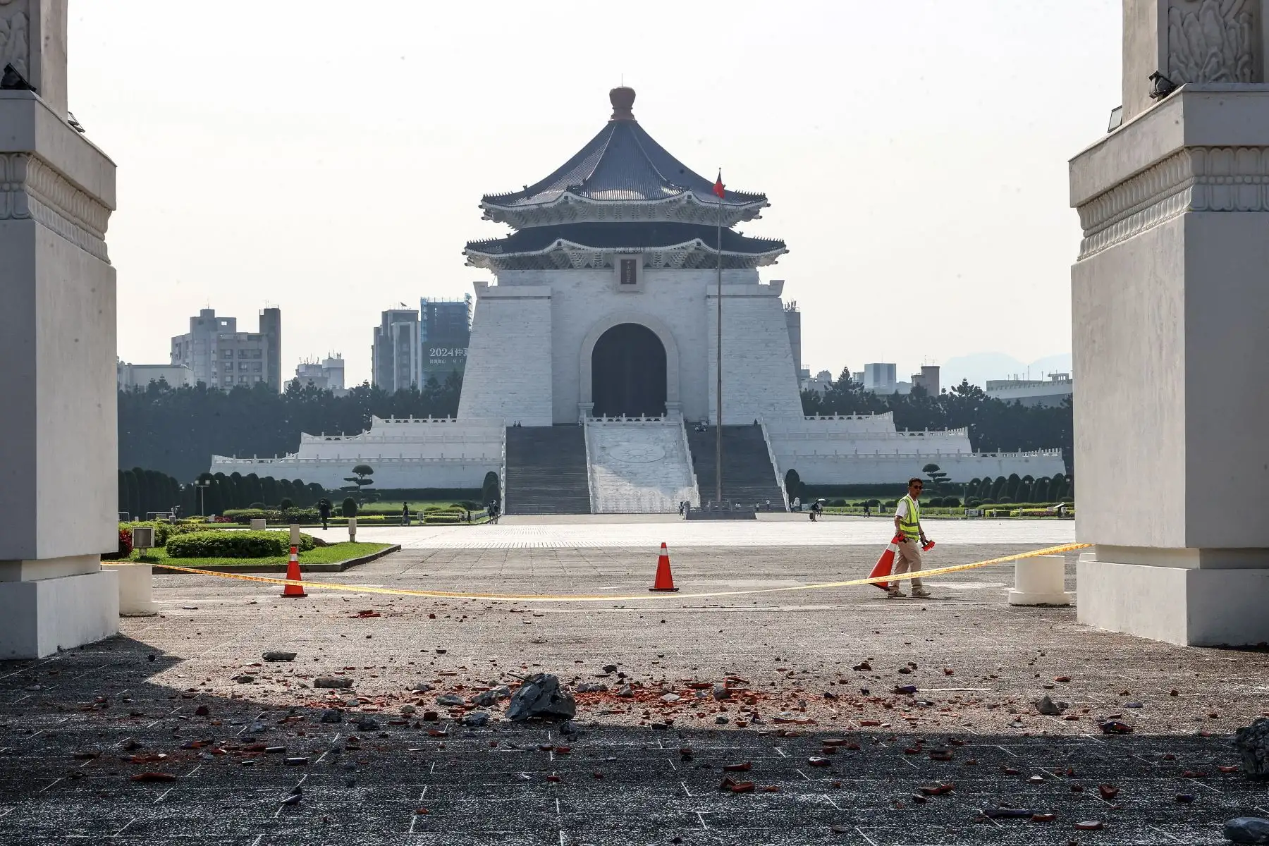 Esta fotografía tomada por la Agencia Central de Noticias de Taiwán (CNA)  muestra una barricada erigida alrededor de los escombros en el recinto del Salón Conmemorativo de Chiang Kai-shek en Taipei después de que un gran terremoto azotara el este de Taiwán. 
Foto: AFP