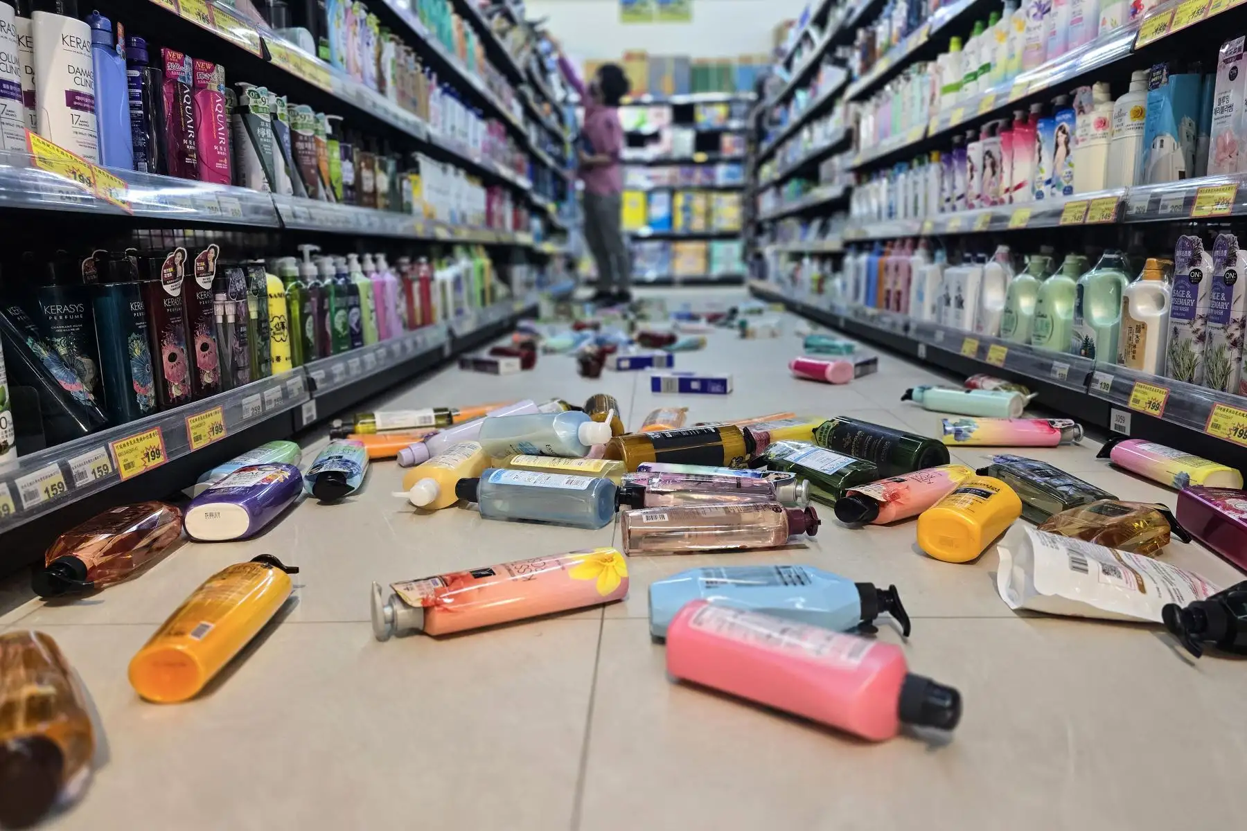 Esta foto tomada por la Agencia Central de Noticias de Taiwán (CNA)  muestra botellas esparcidas por el suelo de un supermercado en Yilan, después de que un gran terremoto azotara el este de Taiwán. 
Foto: AFP