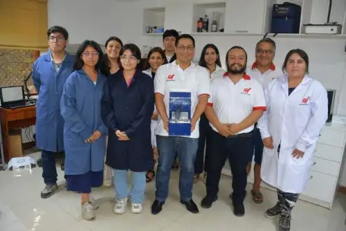 Fiber Med es un dispositivo patentado a nivel nacional que opera mediante un sistema electrónico automatizado y que está entrenado para escanear muestras de fibras limpias y brindar resultados precisos sobre el diámetro y el porcentaje de medulación- grado de calidad, hilos y tejidos- en tan solo 40 segundos por muestra. Foto: Cortesía