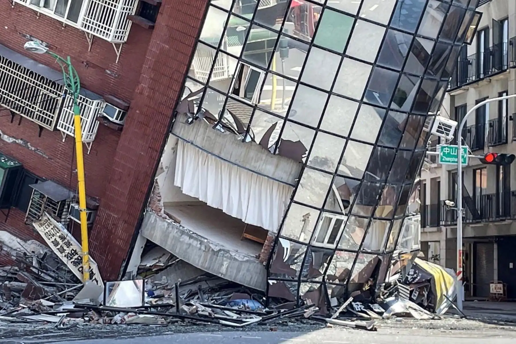 Edificio dañado en Hualien, después de que un gran terremoto azotara el este de Taiwán.Foto: AFP