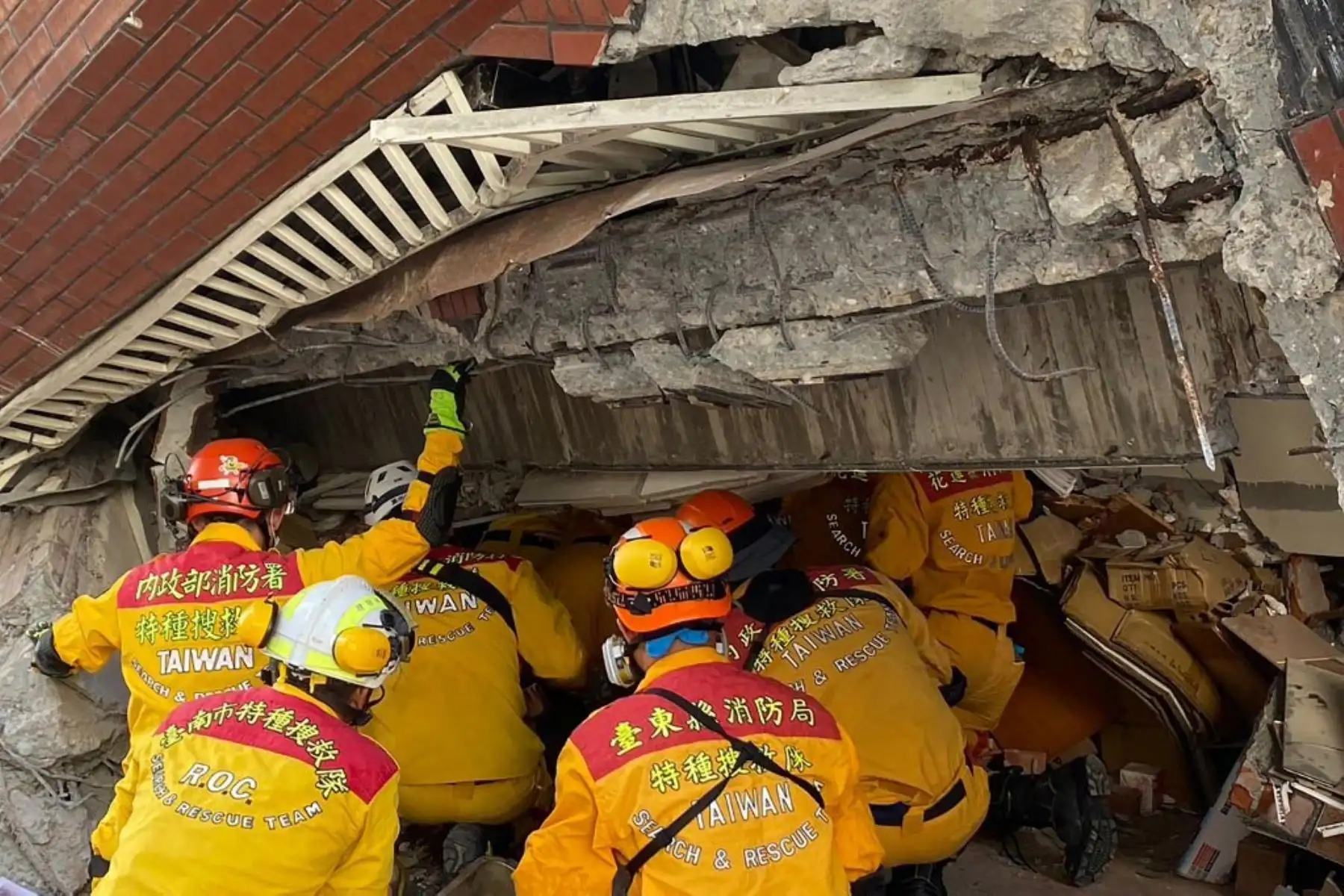 Equipo de rescate que busca sobrevivientes en un edificio dañado en Hualien, después de que un gran terremoto azotara el este de Taiwán. Foto: AFP