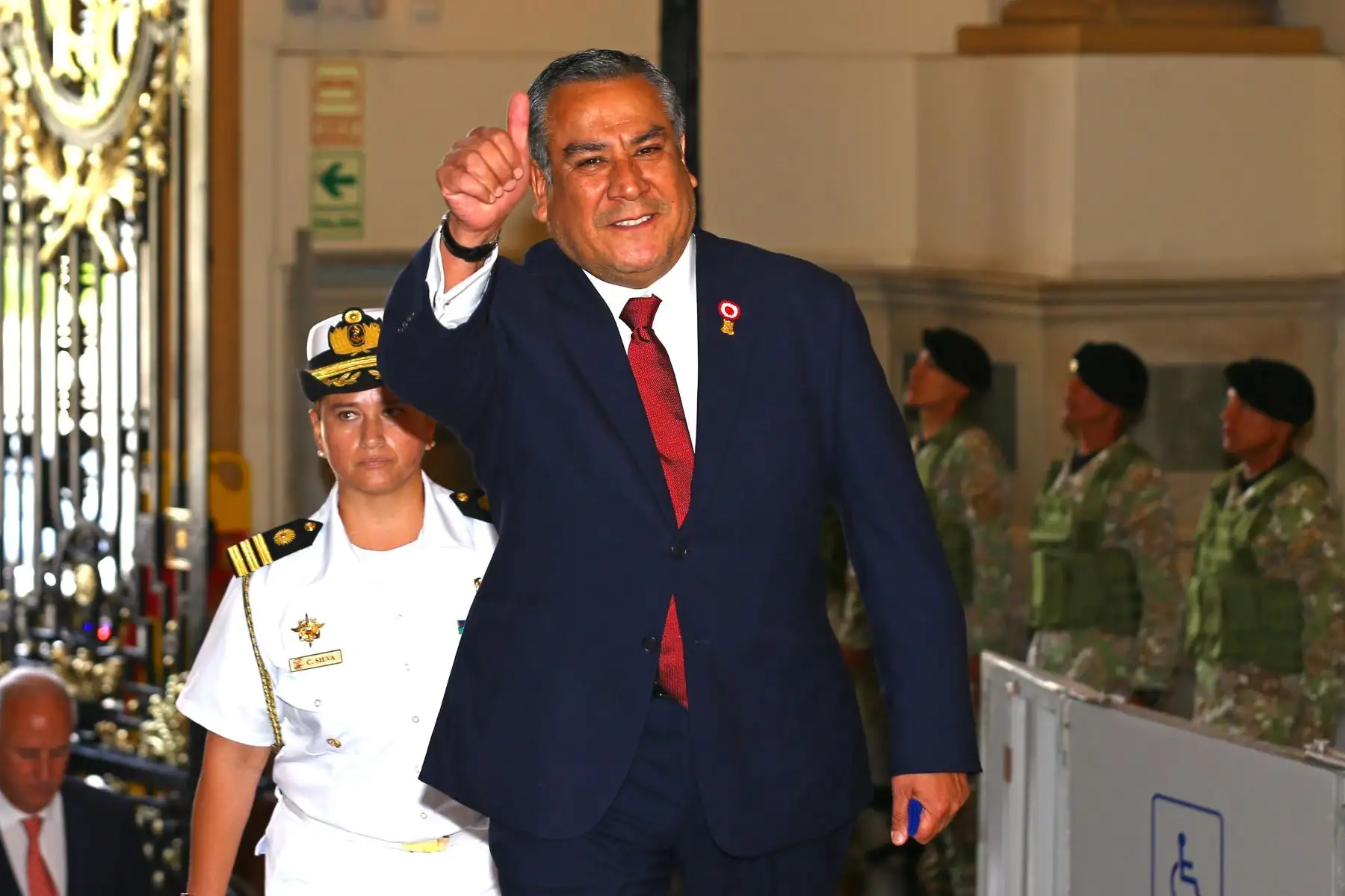 El jefe del Gabinete, Gustavo Adrianzén llegó a la sede del Congreso, donde expondrá la Política General del Gobierno y las principales medidas que requiere su gestión, conforme a lo dispuesto en la Constitución y el reglamento del Parlamento. Foto: ANDINA/ Eddy Ramos