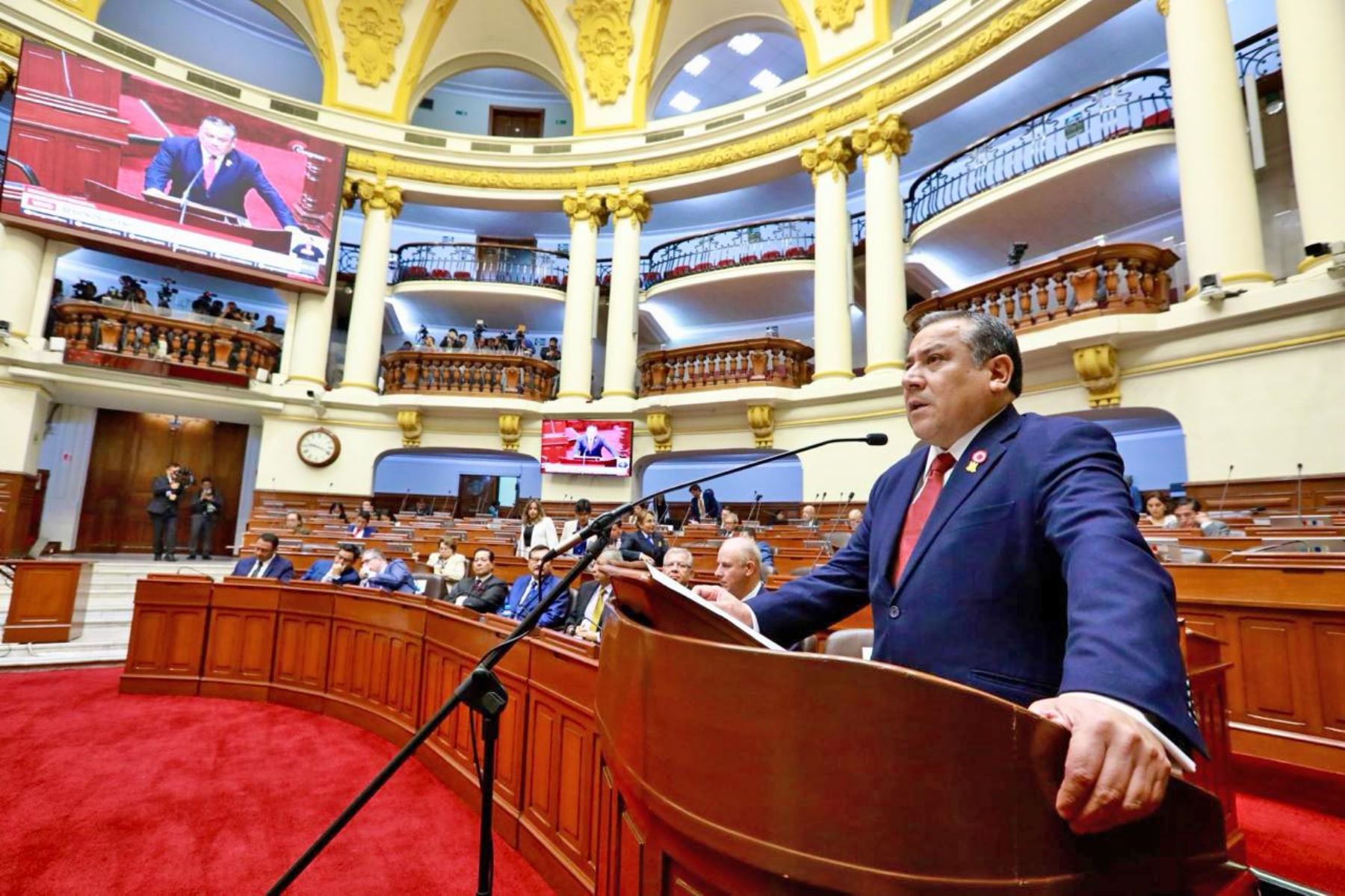 El presidente del Consejo de Ministros, Gustavo Adrianzén, se presenta ante el pleno del Congreso de la República con el objeto de exponer y debatir la política general del Gobierno y las principales medidas que requiere su gestión, conforme a lo dispuesto en la Constitución y el reglamento del Parlamento. Foto: Congreso