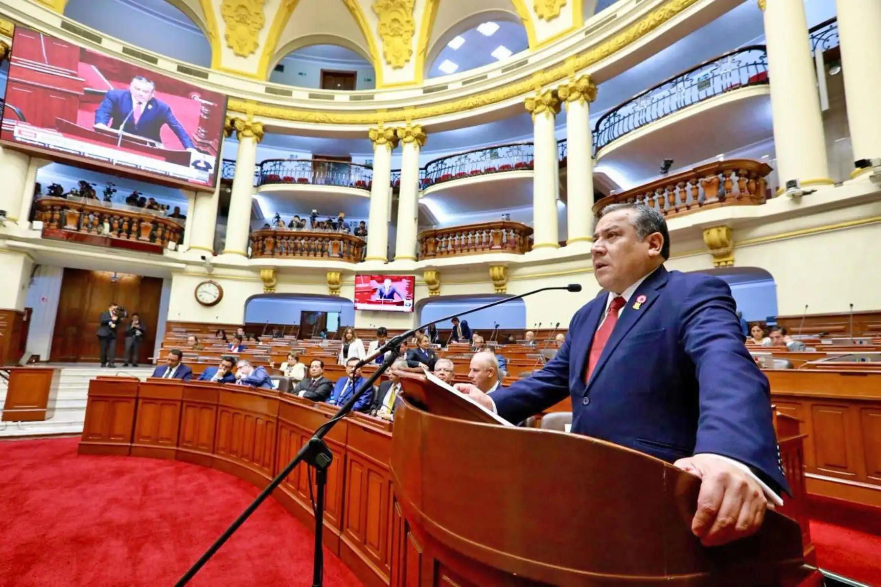 El presidente del Consejo de Ministros, Gustavo Adrianzén, se presenta ante el pleno del Congreso de la República con el objeto de exponer y debatir la política general del Gobierno y las principales medidas que requiere su gestión, conforme a lo dispuesto en la Constitución y el reglamento del Parlamento. Foto: Congreso
