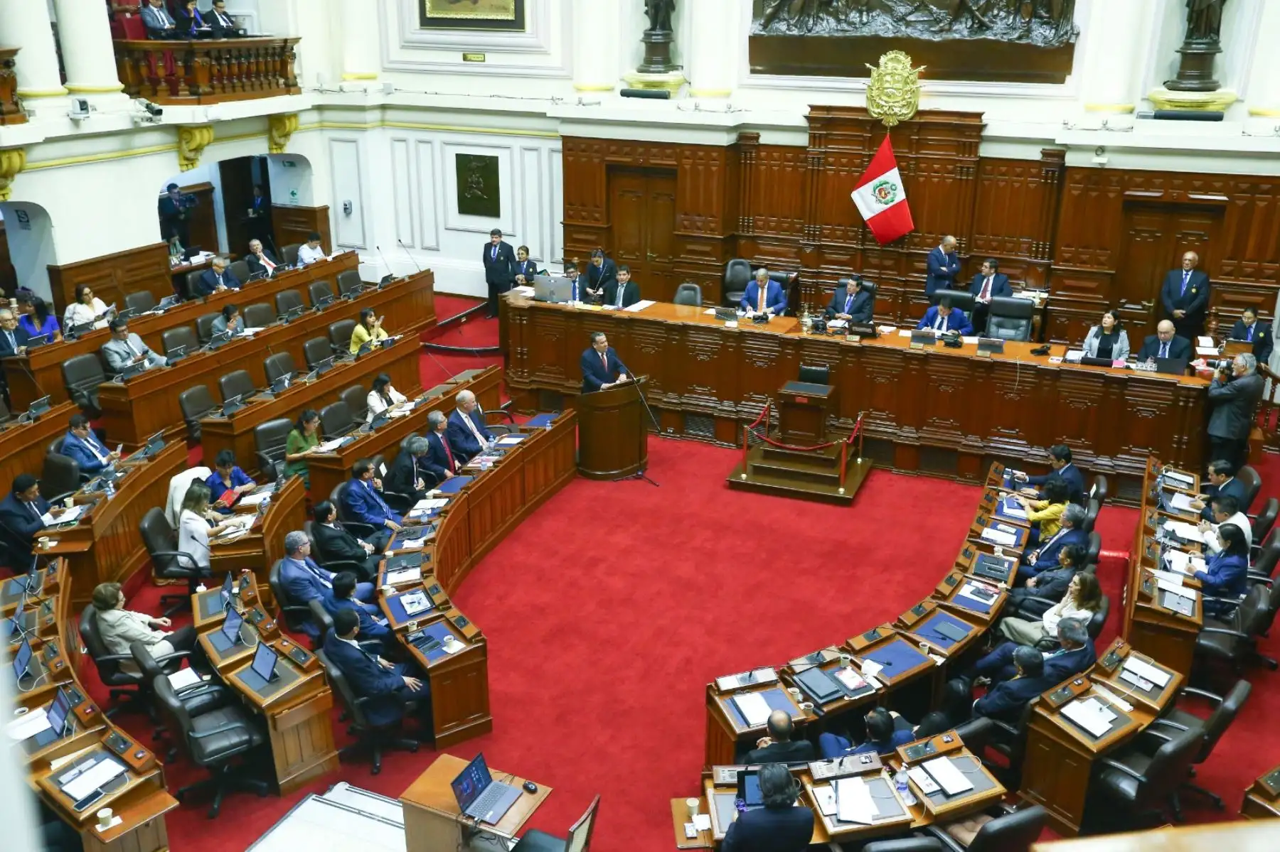 El presidente del Consejo de Ministros, Gustavo Adrianzén, se presenta ante el pleno del Congreso de la República con el objeto de exponer y debatir la política general del Gobierno y las principales medidas que requiere su gestión, conforme a lo dispuesto en la Constitución y el reglamento del Parlamento. Foto: ANDINA/ Eddy Ramos