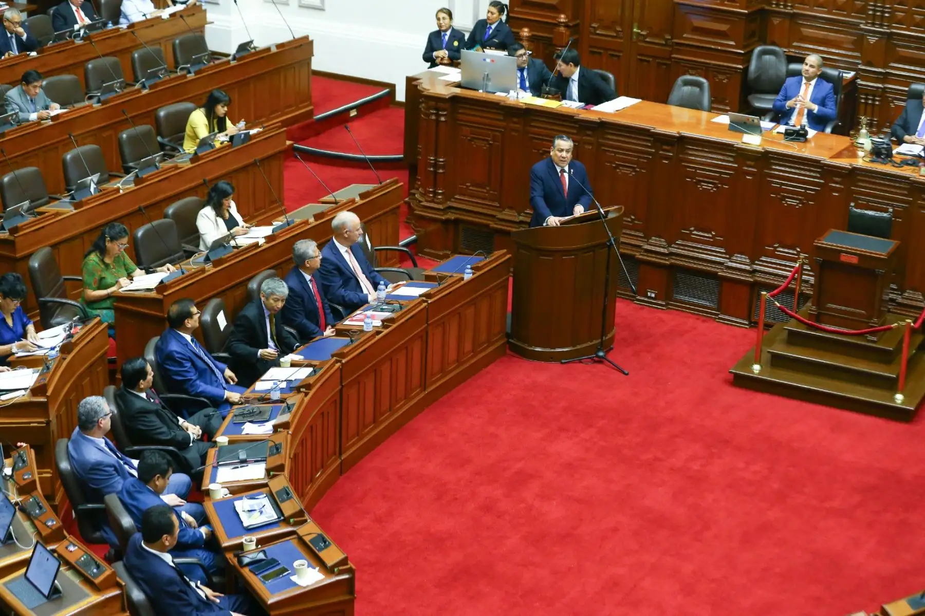 El presidente del Consejo de Ministros, Gustavo Adrianzén, se presenta ante el pleno del Congreso de la República con el objeto de exponer y debatir la política general del Gobierno y las principales medidas que requiere su gestión, conforme a lo dispuesto en la Constitución y el reglamento del Parlamento. Foto: ANDINA/ Eddy Ramos