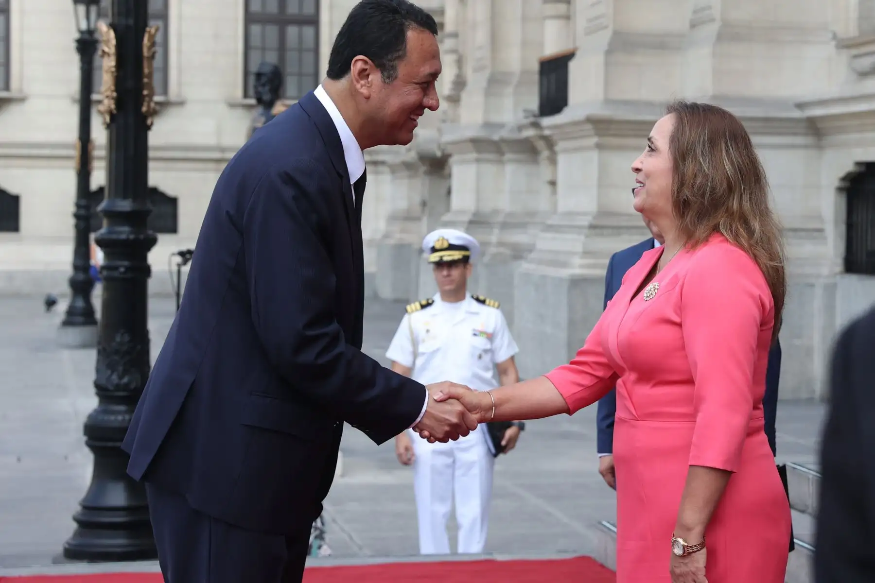 La presidenta de la República, Dina Boluarte, acompañó a ministros de Estado hasta el frontis de Palacio de Gobierno, previo a la presentación del Gabinete Ministerial para solicitar el voto de confianza ante el Congreso. Foto: ANDINA/Presidencia