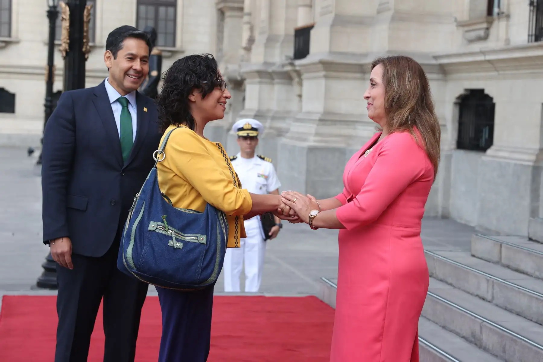 La presidenta de la República, Dina Boluarte, acompañó a ministros de Estado hasta el frontis de Palacio de Gobierno, previo a la presentación del Gabinete Ministerial para solicitar el voto de confianza ante el Congreso. Foto: ANDINA/Presidencia