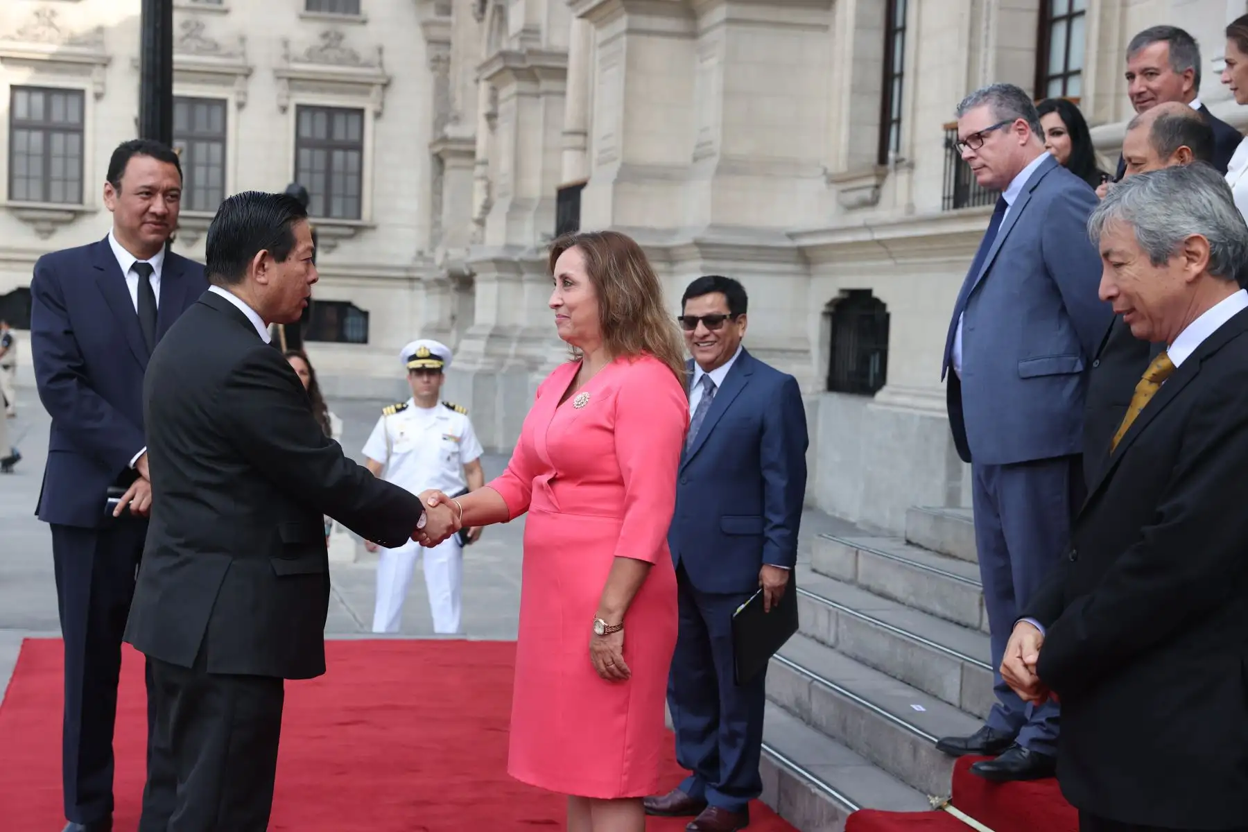La presidenta de la República, Dina Boluarte, acompañó a ministros de Estado hasta el frontis de Palacio de Gobierno, previo a la presentación del Gabinete Ministerial para solicitar el voto de confianza ante el Congreso. Foto: ANDINA/Presidencia
