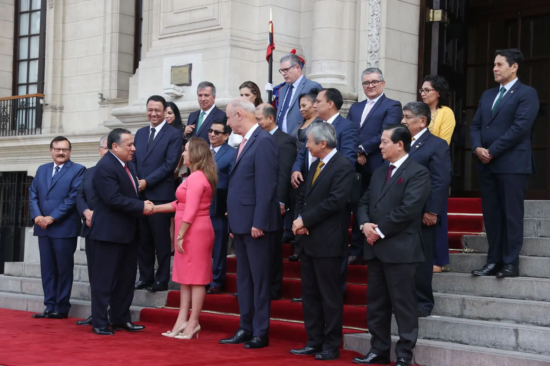 La presidenta de la República, Dina Boluarte, acompañó a ministros de Estado hasta el frontis de Palacio de Gobierno, previo a la presentación del Gabinete Ministerial para solicitar el voto de confianza ante el Congreso. Foto: ANDINA/Presidencia
