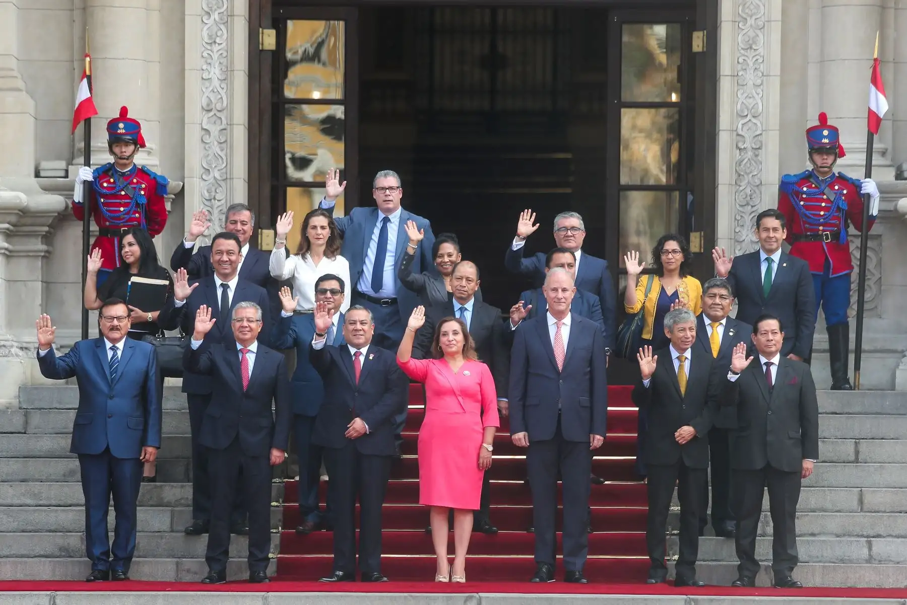 La presidenta de la República, Dina Boluarte, acompañó a ministros de Estado hasta el frontis de Palacio de Gobierno, previo a la presentación del Gabinete Ministerial para solicitar el voto de confianza ante el Congreso. Foto: ANDINA/Presidencia
