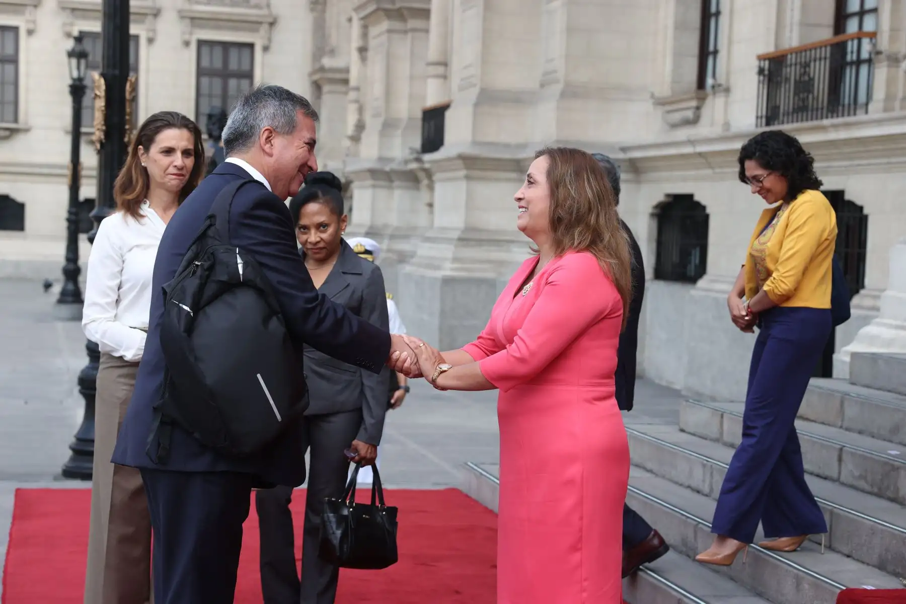 La presidenta de la República, Dina Boluarte, acompañó a ministros de Estado hasta el frontis de Palacio de Gobierno, previo a la presentación del Gabinete Ministerial para solicitar el voto de confianza ante el Congreso. Foto: ANDINA/Presidencia