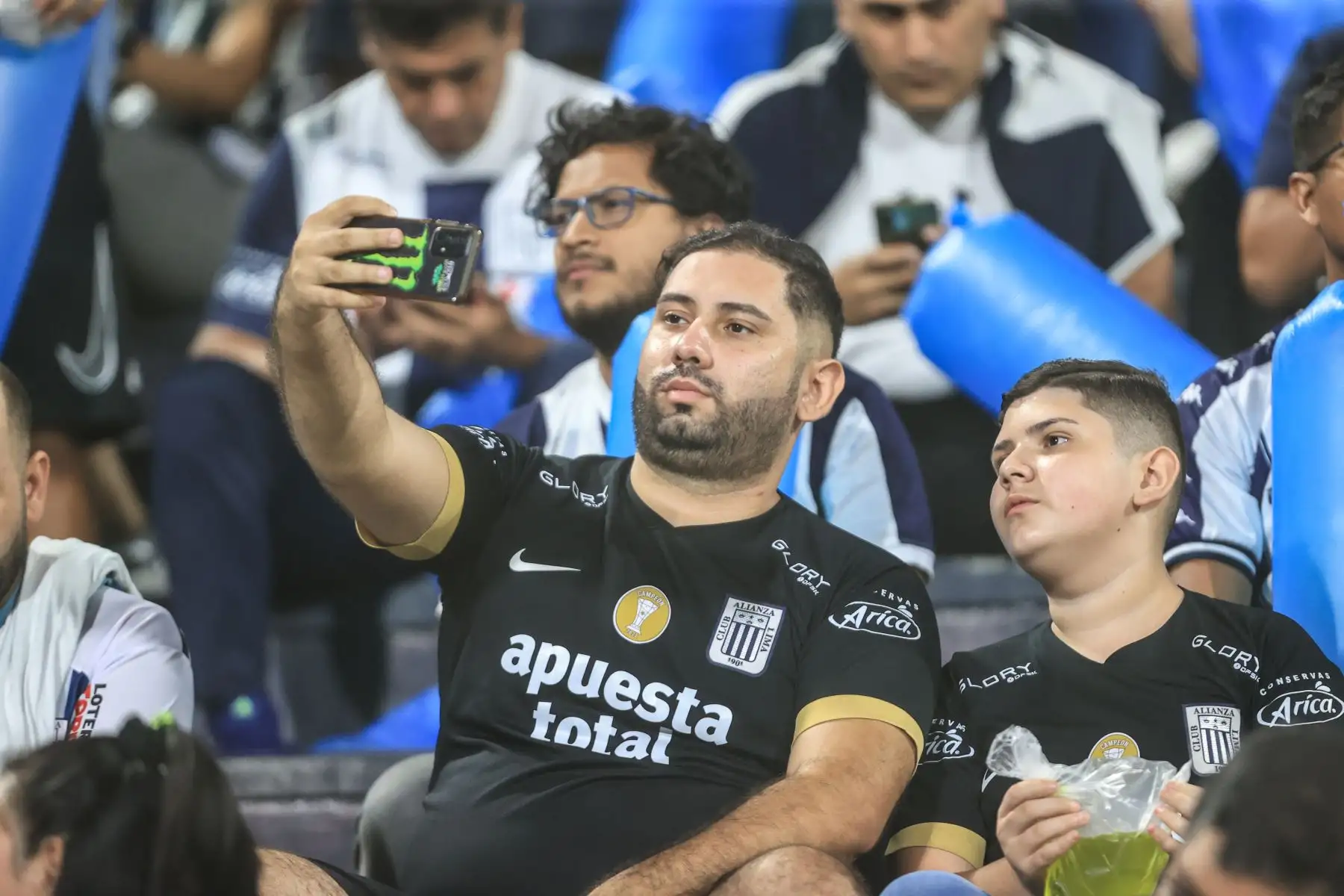 Hinchas de Alianza Lima alientan a su equipo momentos previos al partido contra el Fluminense, quienes debutan en la Copa CONMEBOL Libertadores 2024, en el Estadio Alejandro Villanueva en La Victoria.
 Foto: ANDINA/Jhonel Rodriguez