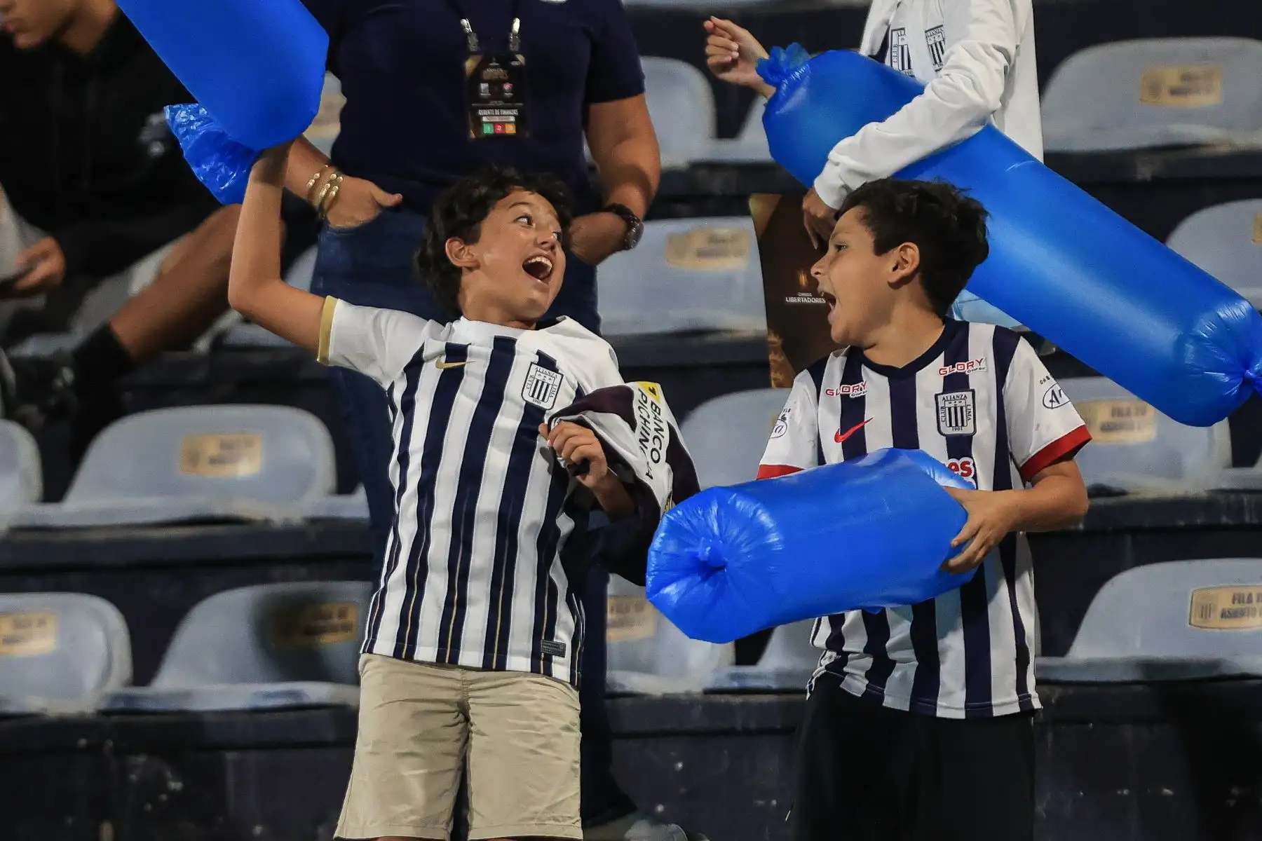Hinchas de Alianza Lima alientan a su equipo momentos previos al partido contra el Fluminense, quienes debutan en la Copa CONMEBOL Libertadores 2024, en el Estadio Alejandro Villanueva en La Victoria.
 Foto: ANDINA/Jhonel Rodriguez