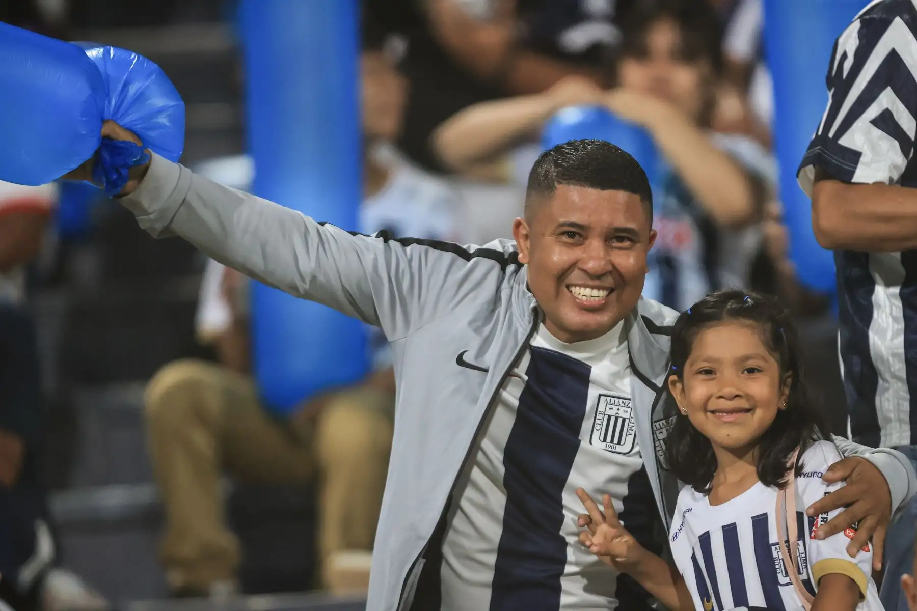 Hinchas de Alianza Lima alientan a su equipo momentos previos al partido contra el Fluminense, quienes debutan en la Copa CONMEBOL Libertadores 2024, en el Estadio Alejandro Villanueva en La Victoria.
 Foto: ANDINA/Jhonel Rodriguez
