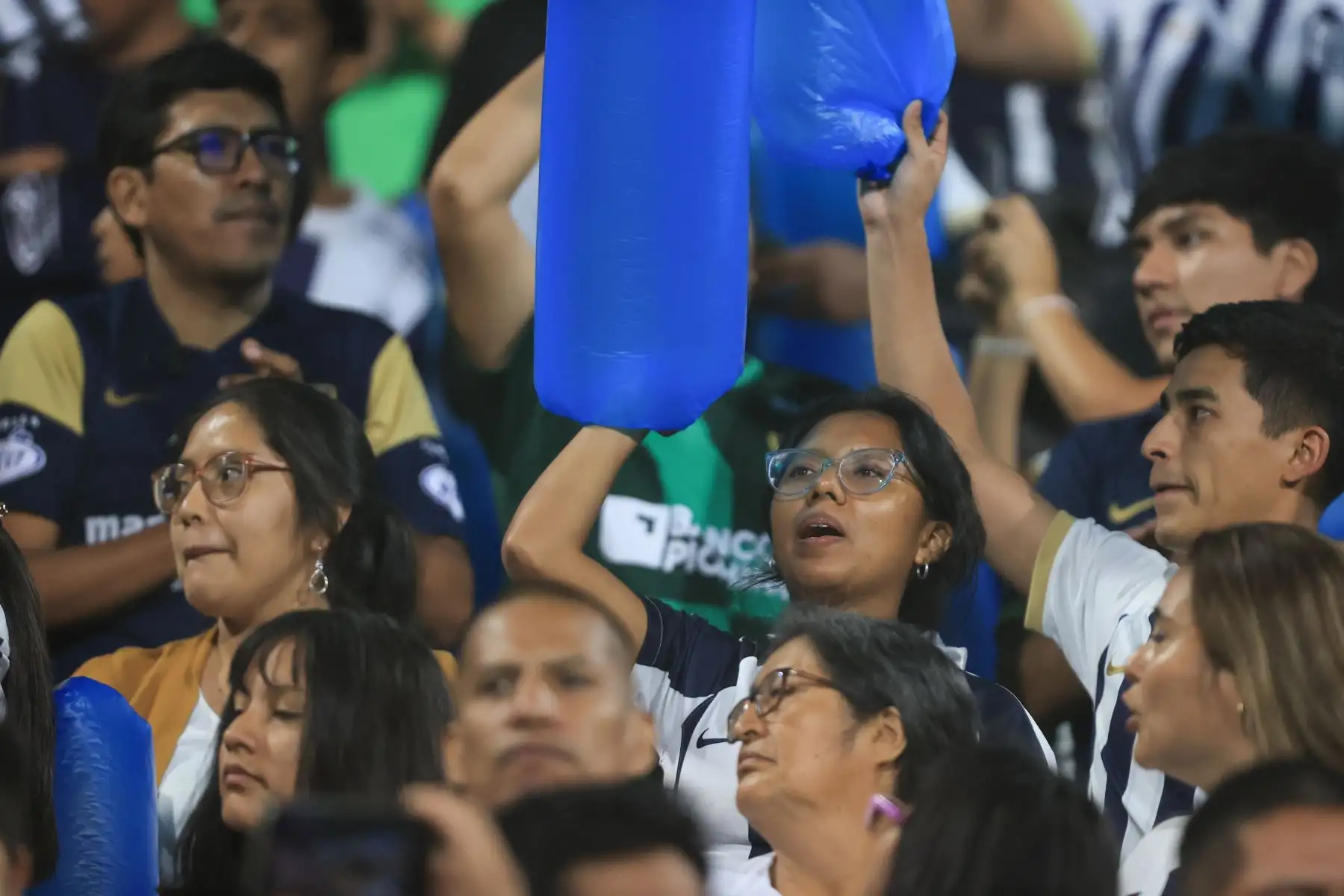 Hinchas de Alianza Lima alientan a su equipo momentos previos al partido contra el Fluminense, quienes debutan en la Copa CONMEBOL Libertadores 2024, en el Estadio Alejandro Villanueva en La Victoria.
 Foto: ANDINA/Jhonel Rodriguez
