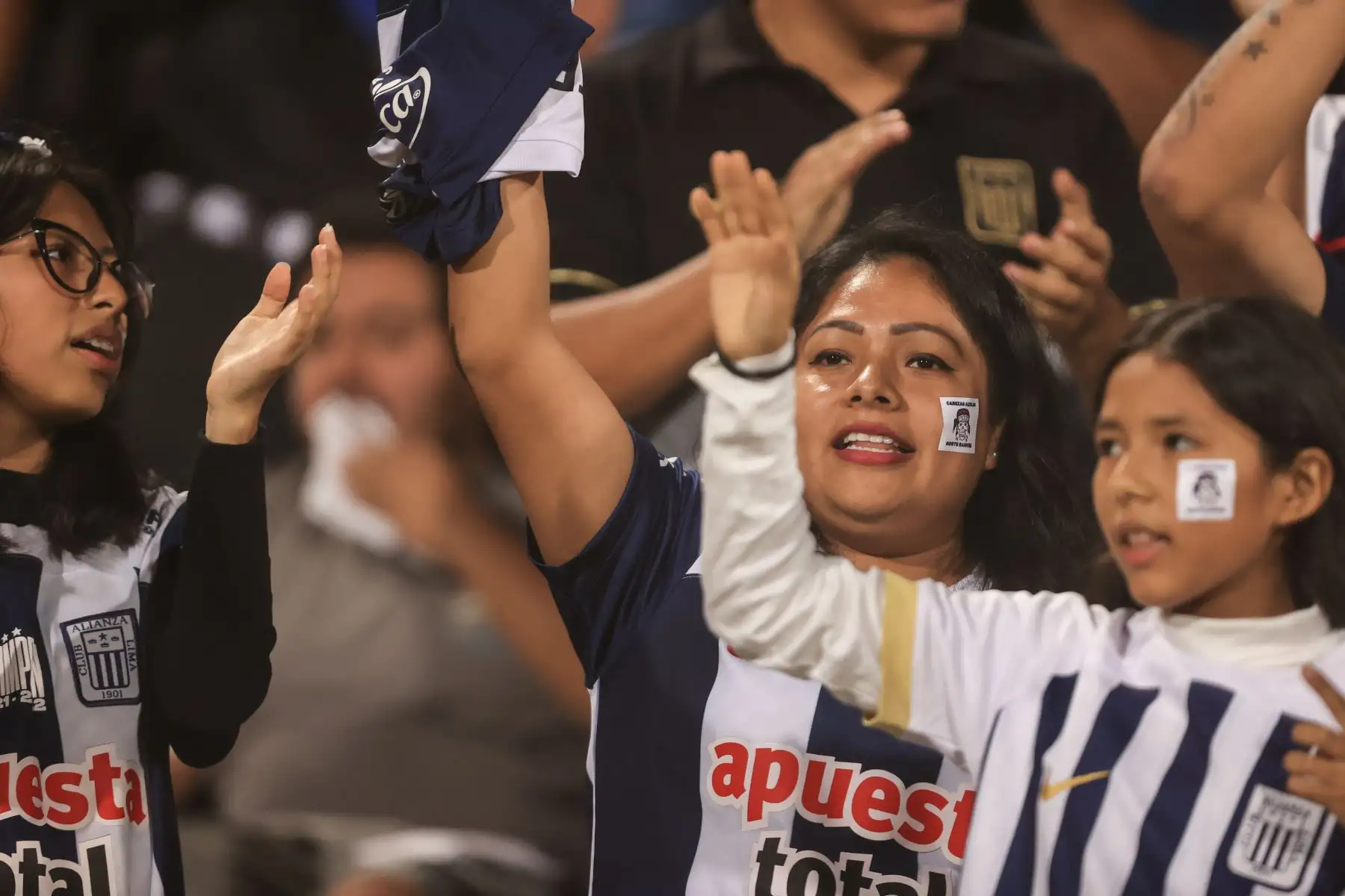 Hinchas de Alianza Lima alientan a su equipo momentos previos al partido contra el Fluminense, quienes debutan en la Copa CONMEBOL Libertadores 2024, en el Estadio Alejandro Villanueva en La Victoria.
 Foto: ANDINA/Jhonel Rodriguez