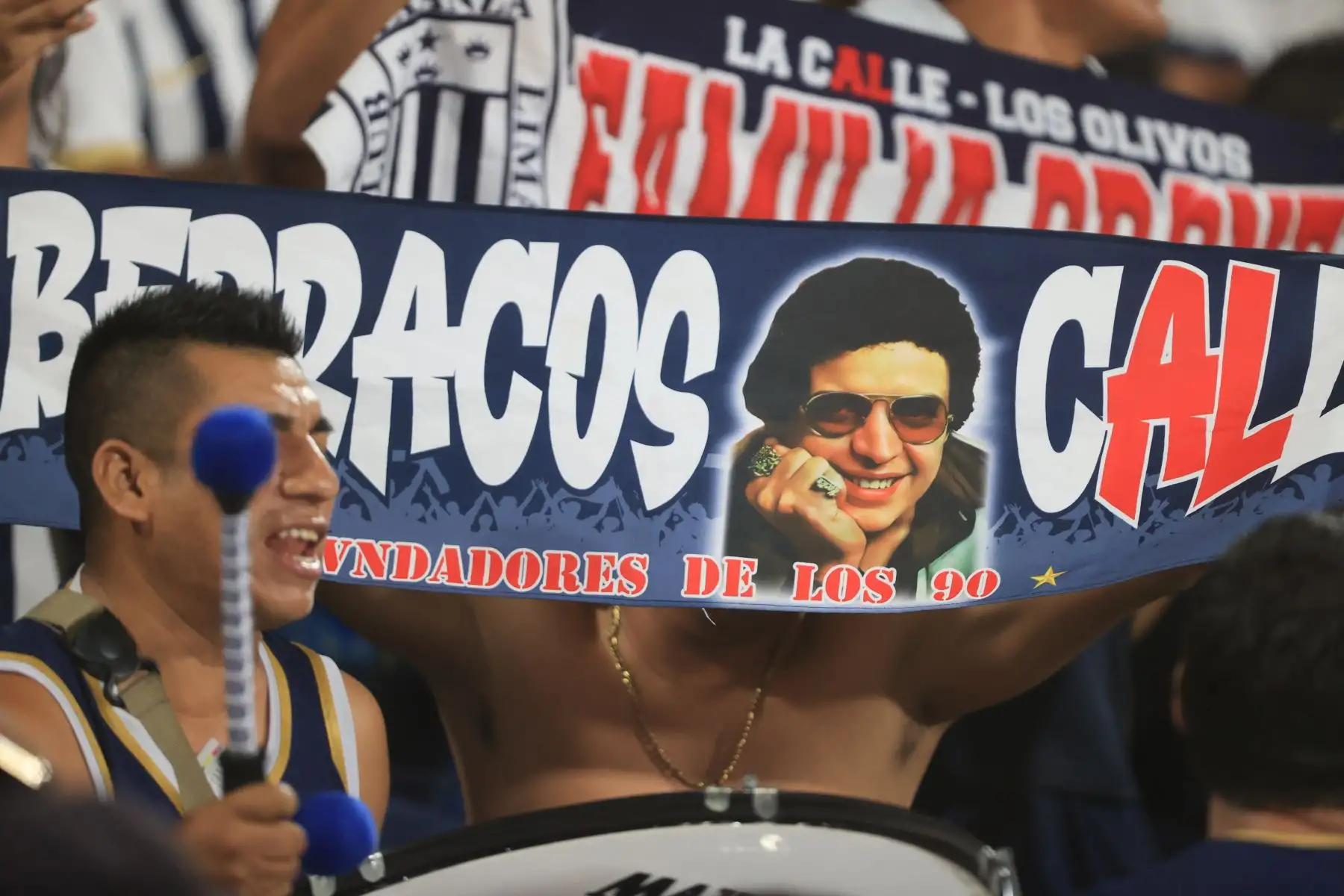 Hinchas de Alianza Lima alientan a su equipo momentos previos al partido contra el Fluminense, quienes debutan en la Copa CONMEBOL Libertadores 2024, en el Estadio Alejandro Villanueva en La Victoria.
 Foto: ANDINA/Jhonel Rodriguez