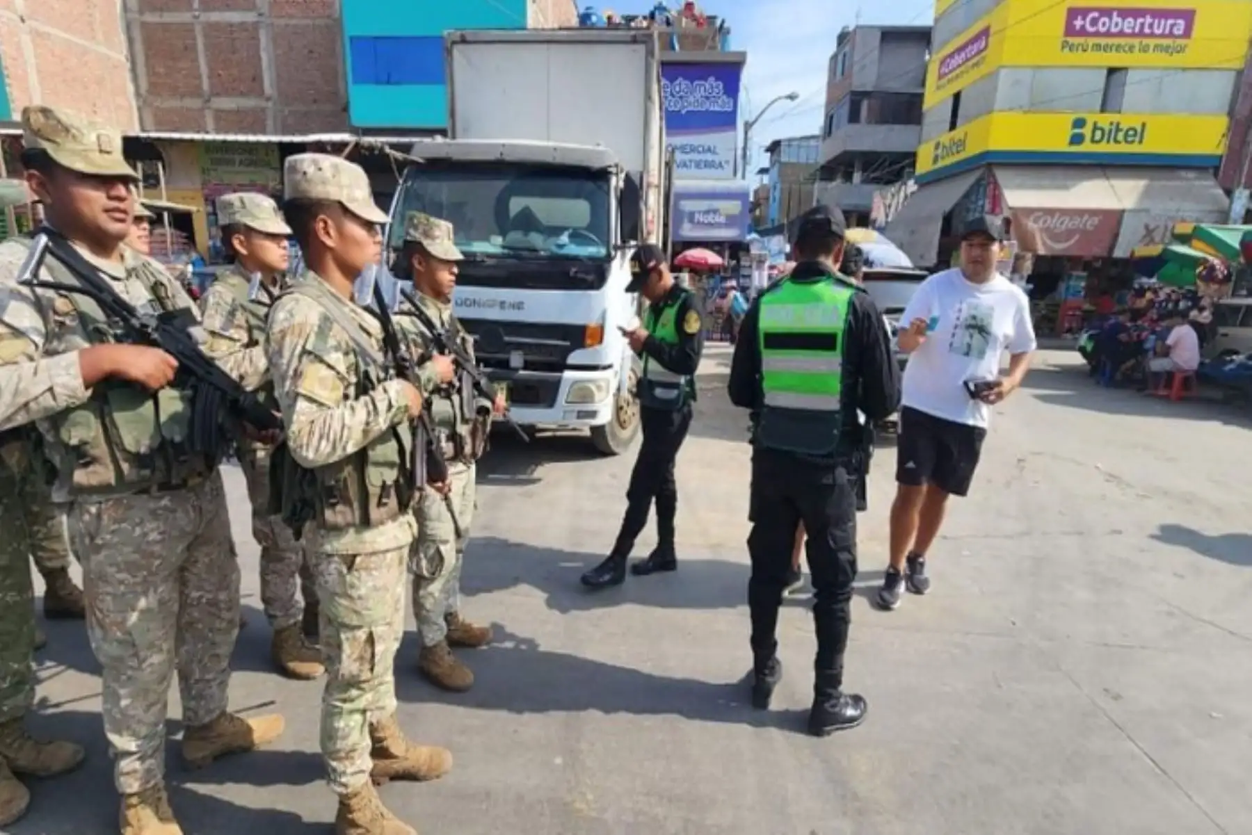 Patrullas del Ejército resguardan calles de Trujillo en apoyo a la Policía Nacional | Agencia Andina