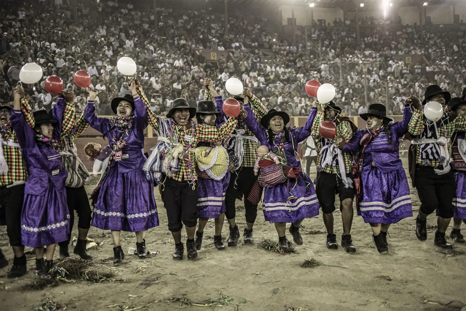 La Wayllacha es el ritmo del carnaval tradicional de Parinacochas, que representa la alegría y el sentir de su población. Se caracteriza por el puro o zapateo que se realiza con los brazos extendidos imitando el vuelo de las parihuanas. Los huapeos tienen como intención animar a los danzantes para que bailen con fuerza, es ahí donde empieza el chay chay que simboliza el golpe que se hace en el agua al momento de zapatear.
 Foto: cortesía Nadia Cruz