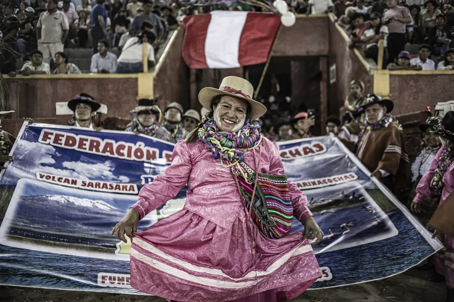 Este año, la comparsa Parinacochas quedó como subcampeón del Carnaval Vencedores de Ayacucho 2024 que con su huapeo y zapateo retumbaron la plaza de toros de Acho robándose los aplausos y admiración de todo el público. 
Foto: cortesía Nadia Cruz