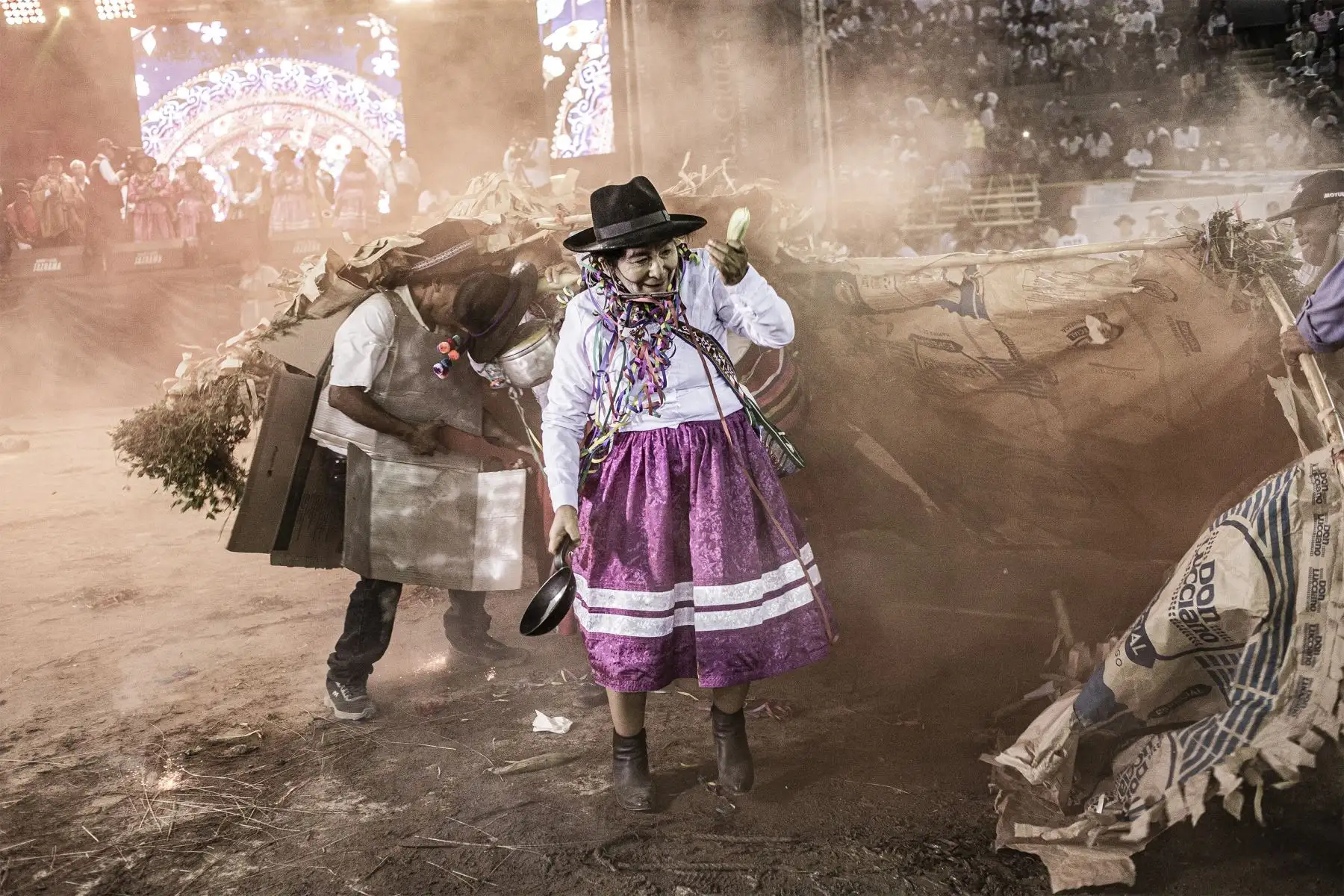 La Wayllacha es el ritmo del carnaval tradicional de Parinacochas, que representa la alegría y el sentir de su población. Se caracteriza por el puro o zapateo que se realiza con los brazos extendidos imitando el vuelo de las parihuanas. Los huapeos tienen como intención animar a los danzantes para que bailen con fuerza, es ahí donde empieza el chay chay que simboliza el golpe que se hace en el agua al momento de zapatear.
 Foto: cortesía Nadia Cruz