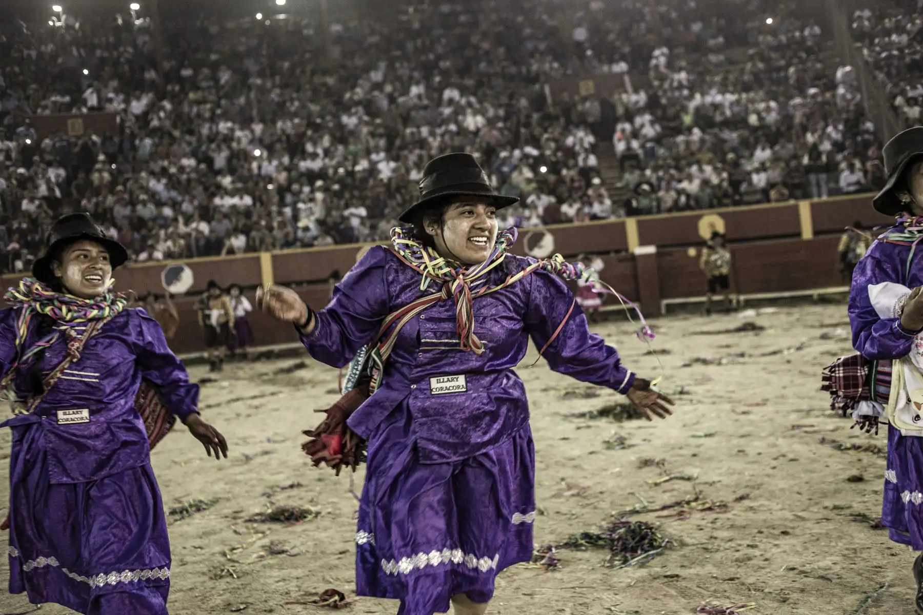 Este año, la comparsa Parinacochas quedó como subcampeón del Carnaval Vencedores de Ayacucho 2024 que con su huapeo y zapateo retumbaron la plaza de toros de Acho robándose los aplausos y admiración de todo el público. 
Foto: cortesía Nadia Cruz