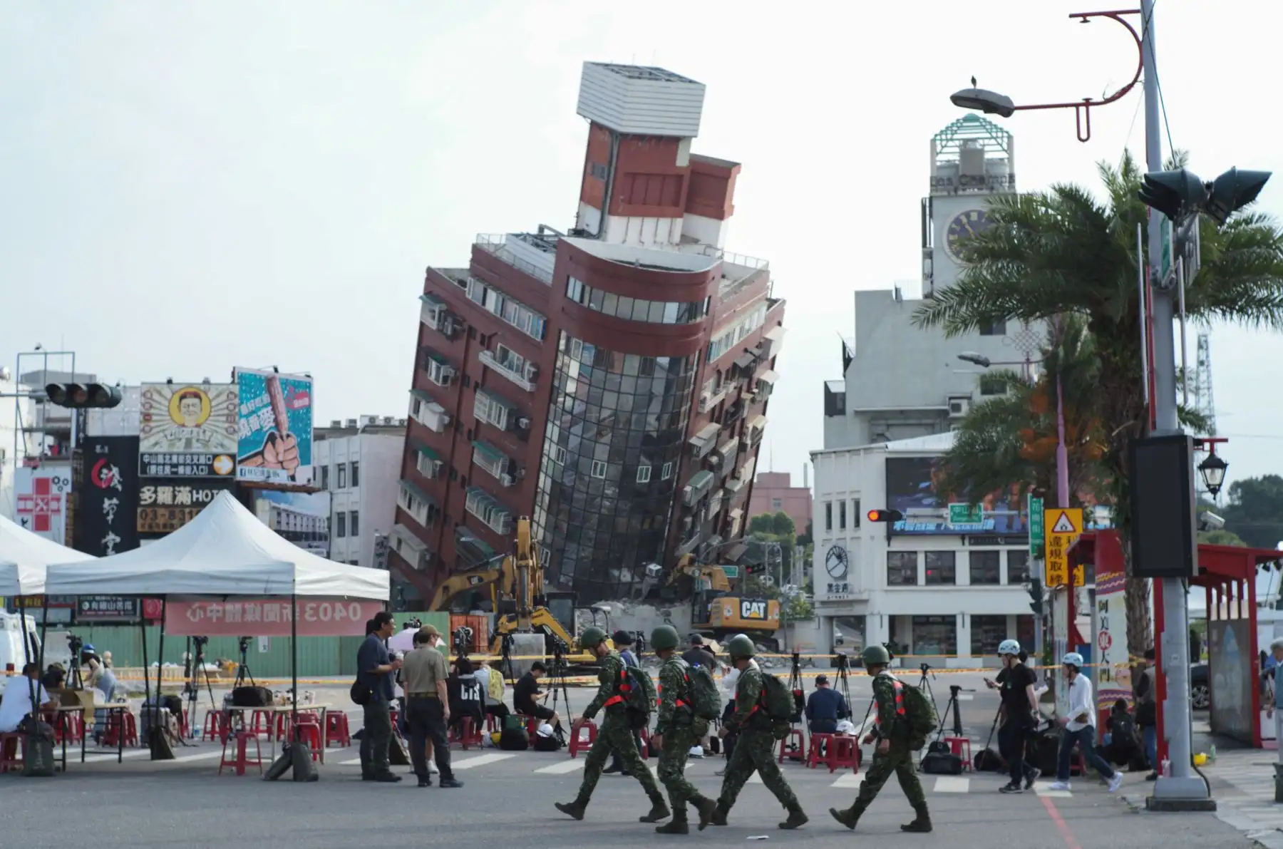 Esta imagen muestra los daños a un edificio causados por el terremoto en Hualien el 4 de abril donde al menos nueve personas murieron y más de 1.000 resultaron heridas por un potente terremoto en Taiwán que dañó decenas de edificios y provocó alertas de tsunami hasta Japón y Filipinas antes de ser levantado.
Foto: AFP