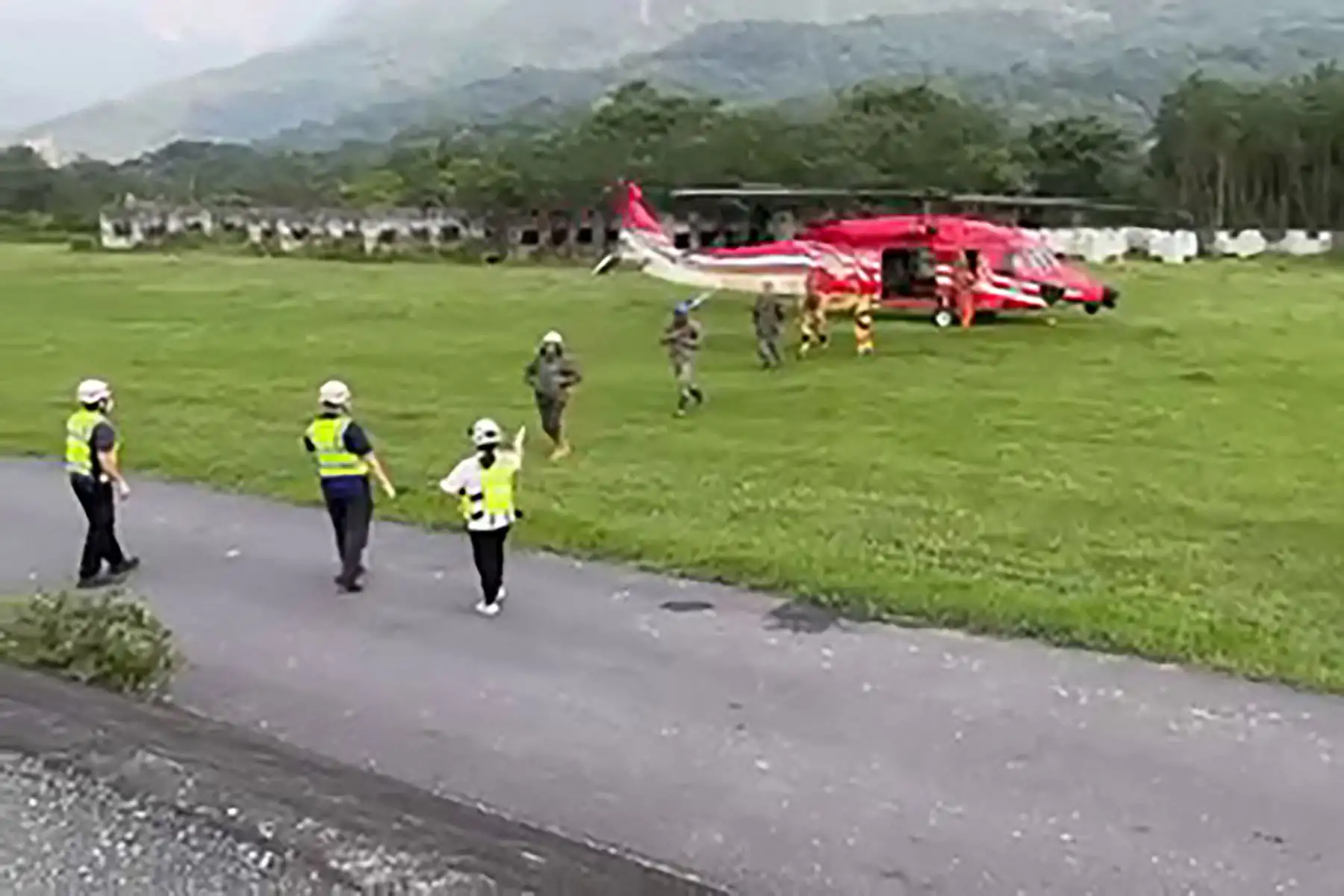 Esta captura de pantalla de un vídeo distribuido por el Centro Central de Operaciones de Emergencia de Taiwán, tomada y publicada el 4 de abril de 2024, muestra a los trabajadores desembarcando de un helicóptero después de ser rescatados de una cantera en Hualien, tras un gran terremoto en el este de Taiwán.
Foto: AFP