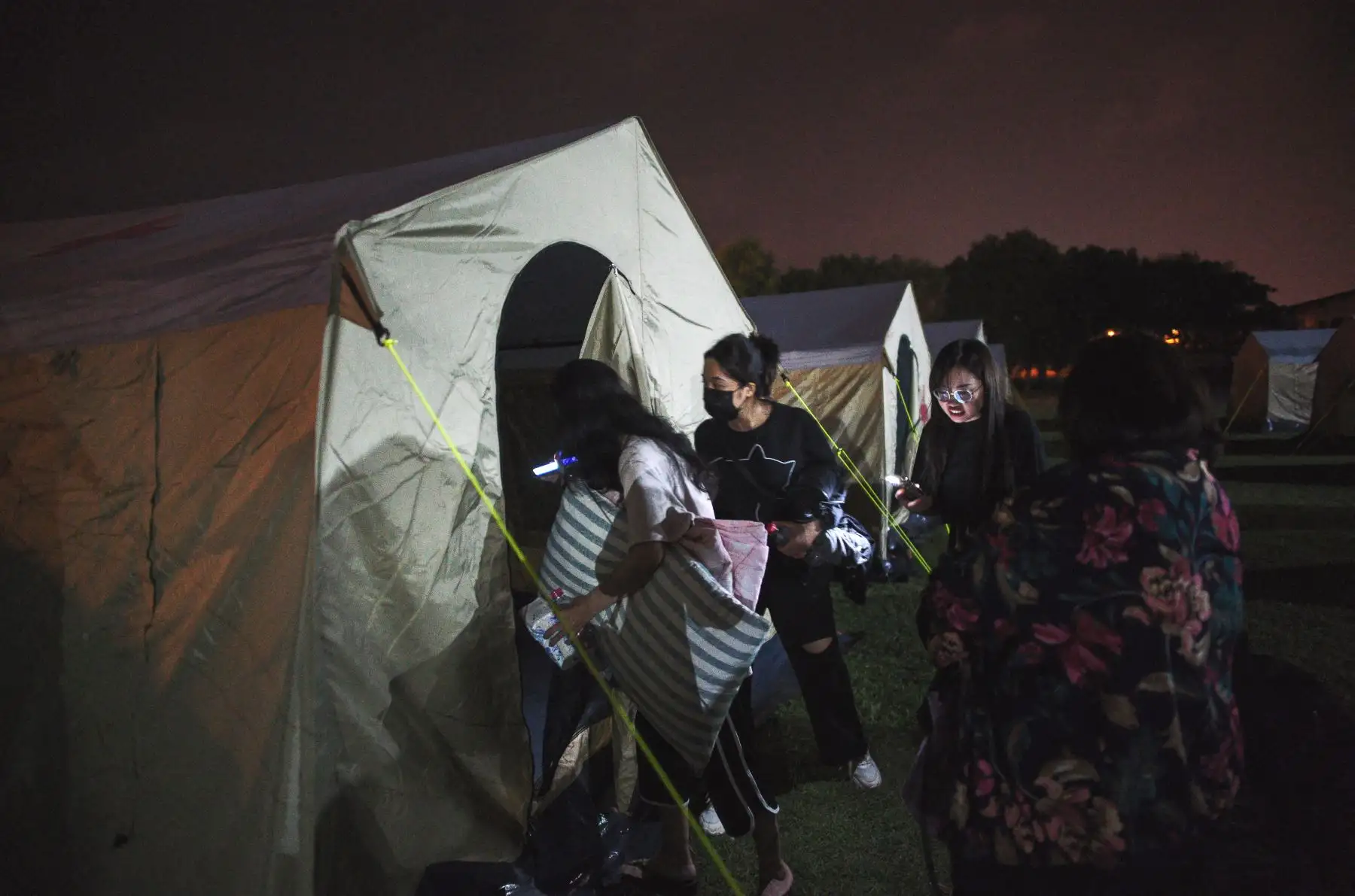 Las personas afectadas por el terremoto entran en una tienda de campaña en un centro de recepción temporal instalado en una escuela local en Hualien el 3 de abril de 2024, después de que un gran terremoto azotara el este de Taiwán.
Foto: AFP