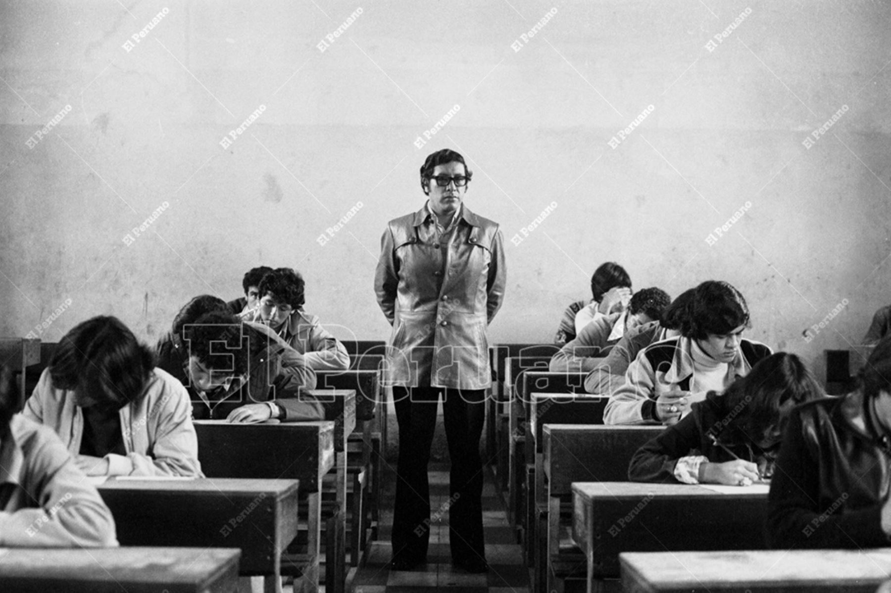 Lima - 24 julio 1977 / Jóvenes rinden el examen de admisión a la Universidad Nacional Federico Villarreal en las aulas del colegio Guadalupe. Foto: Archivo Histórico de El Peruano / José Risco