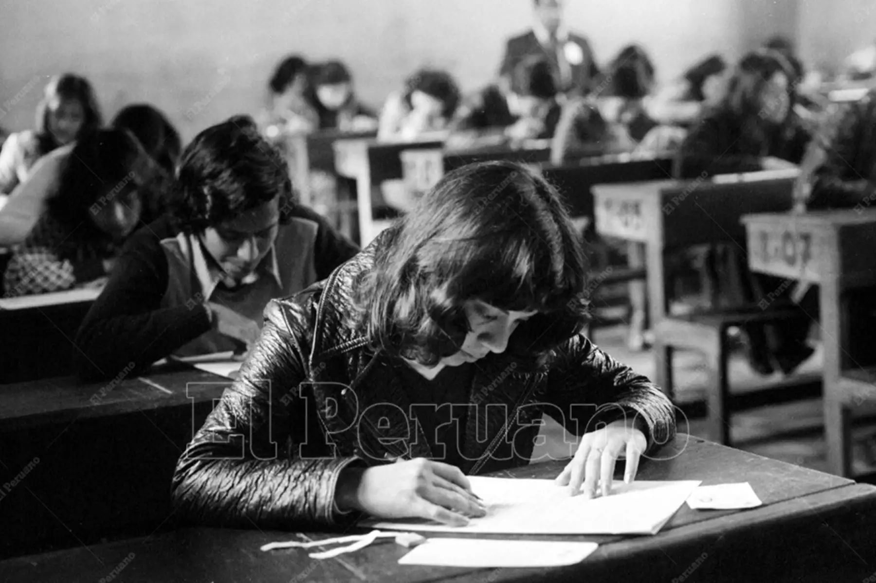 Lima - 24 julio 1977 / Jóvenes rinden el examen de admisión a la Universidad Nacional Federico Villarreal en las aulas del colegio Isabel La Católica. Foto: Archivo Histórico de El Peruano / José Risco