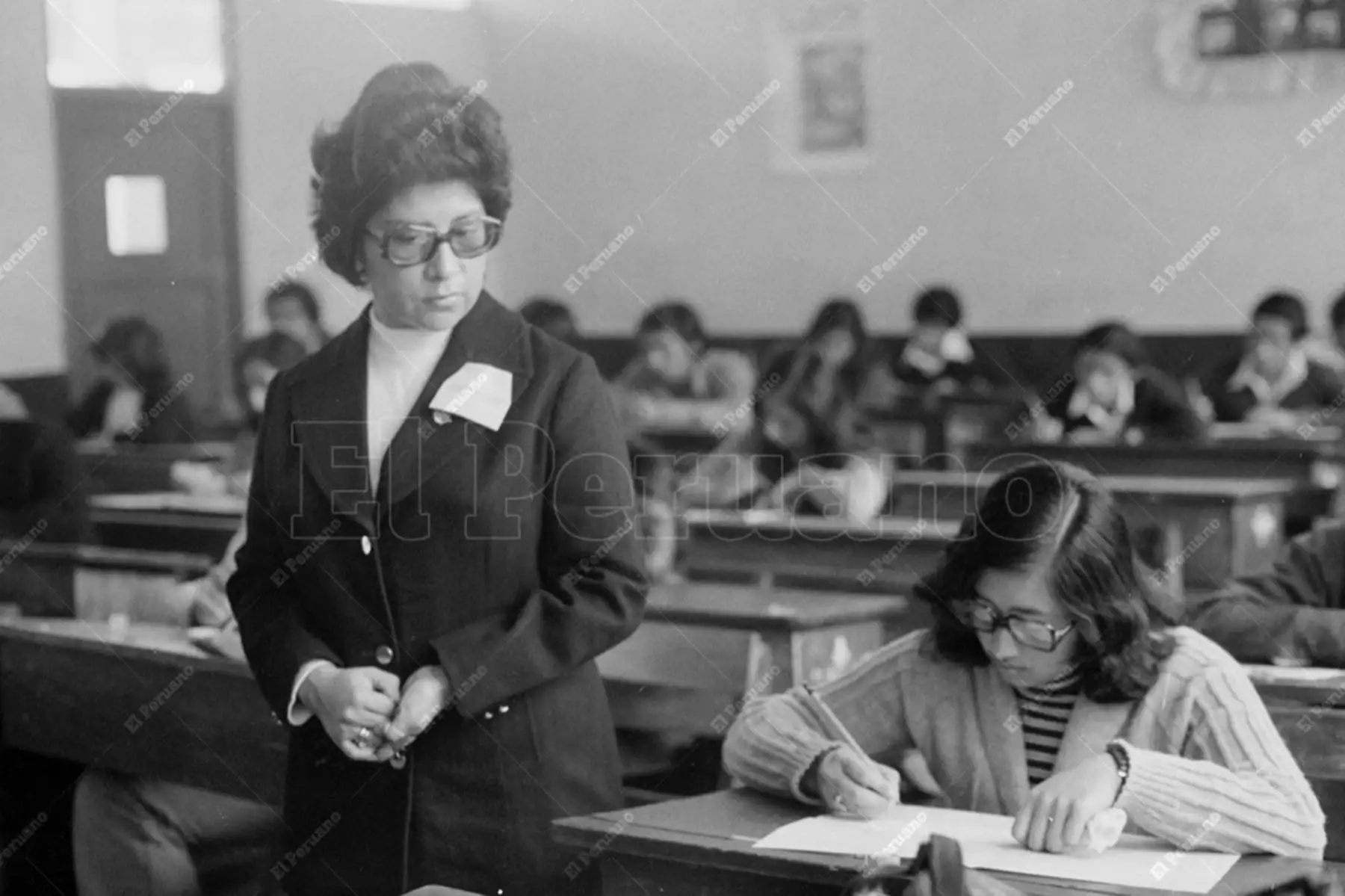 Lima - 24 julio 1977 / Jóvenes rinden el examen de admisión a la Universidad Nacional Federico Villarreal en las aulas del colegio Isabel La Católica. Foto: Archivo Histórico de El Peruano / José Risco