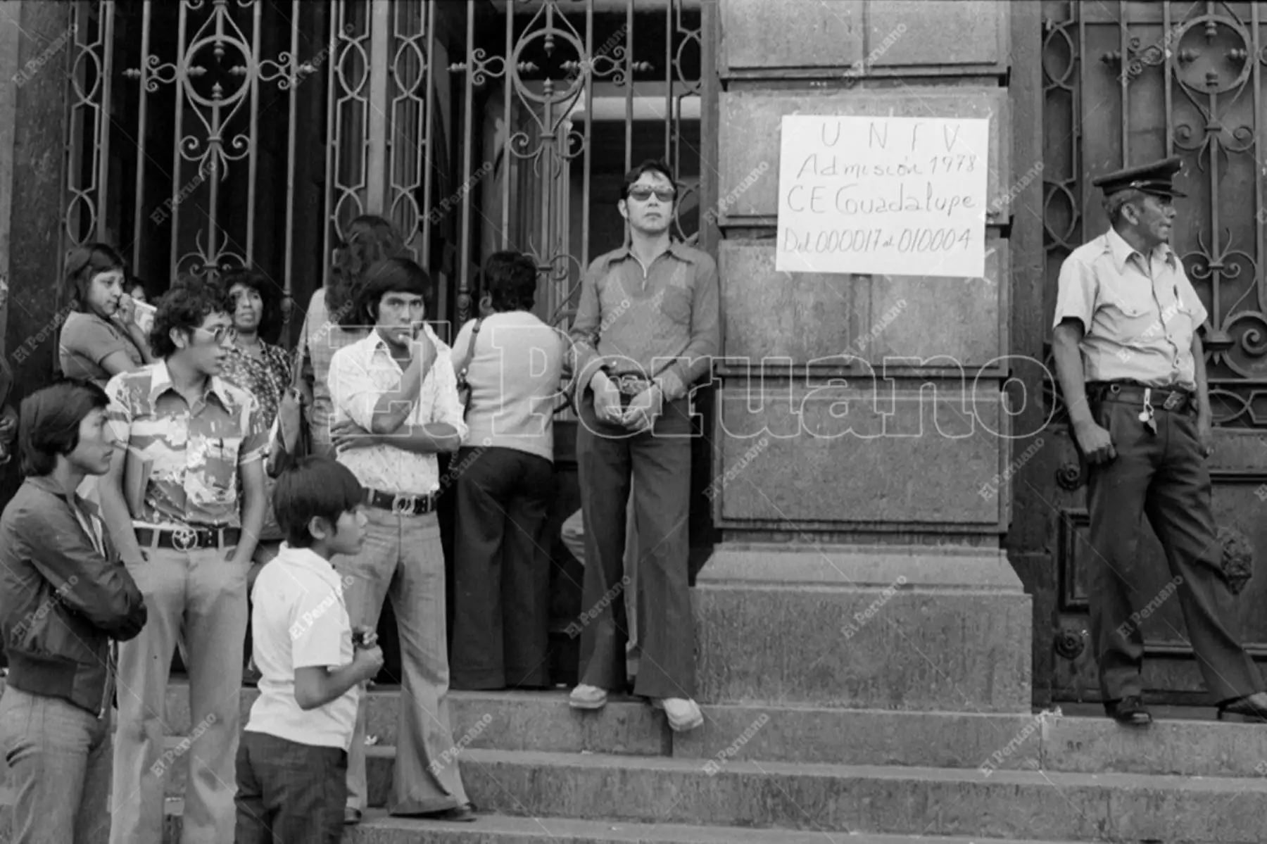 Lima - 12 marzo 1978 / Con total normalidad más de veinte mil postulantes rindieron el examen de admisión a la Universidad Nacional Federico Villarreal. Centenares de jóvenes rindieron la prueba en el colegio Guadalupe. Foto: Archivo Histórico de El Peruano / Máximo Miralles
