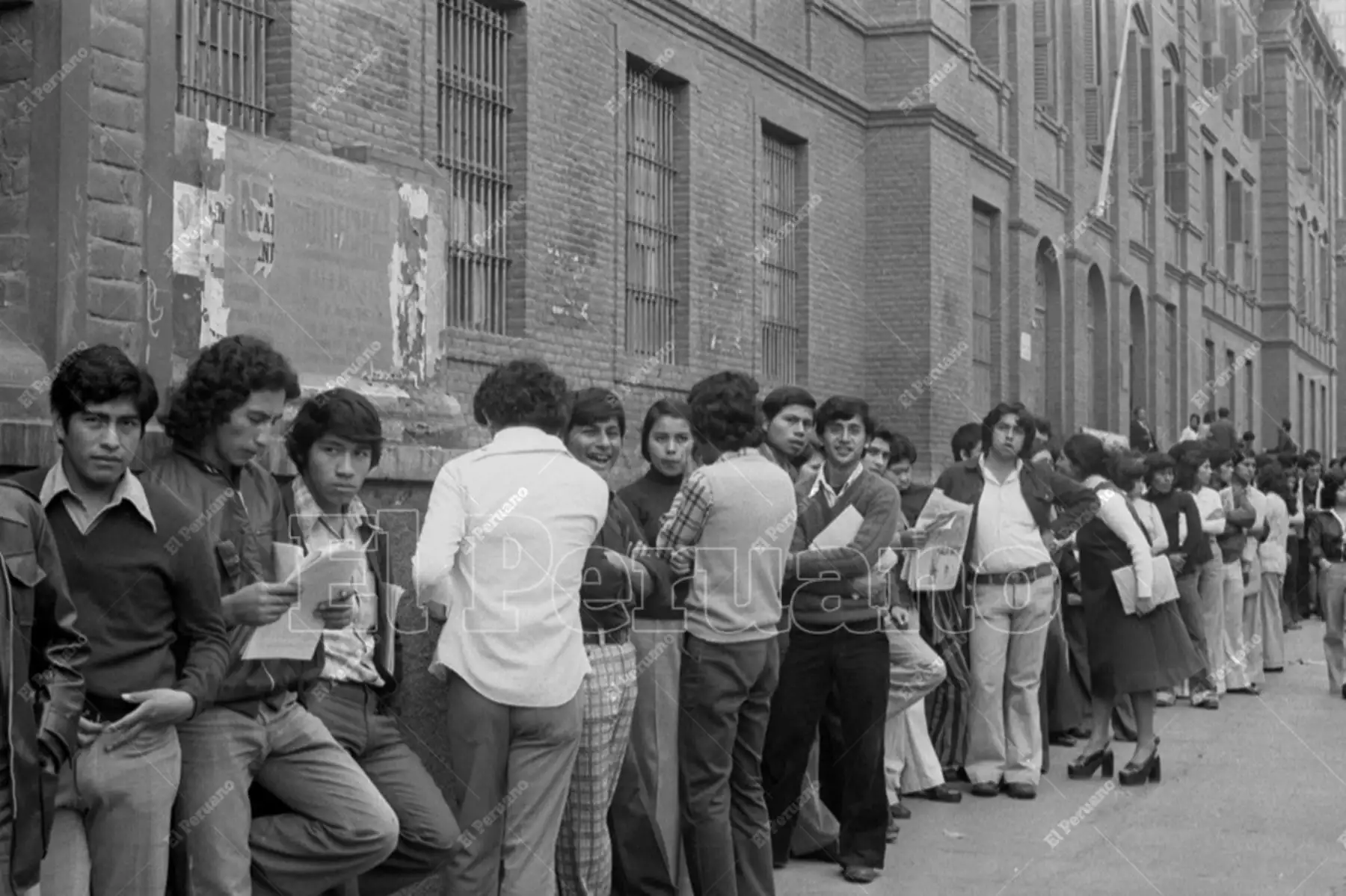 Lima - 20 junio 1977 / Jóvenes postulantes a la Universidad Nacional Federico Villarreal. Foto: Archivo Histórico de El Peruano / José Risco