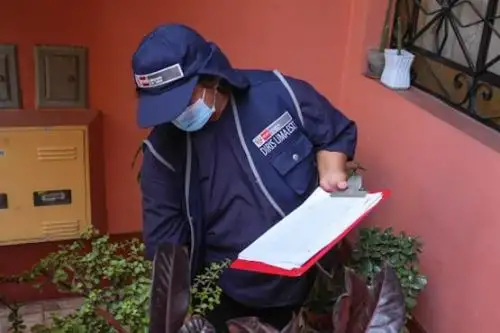 La intervención de control larvario consiste en el tratamiento de recipientes donde la ciudadanía almacena agua y el inspector aplica el larvicida piriproxifen. Foto: ANDINA/Difusión